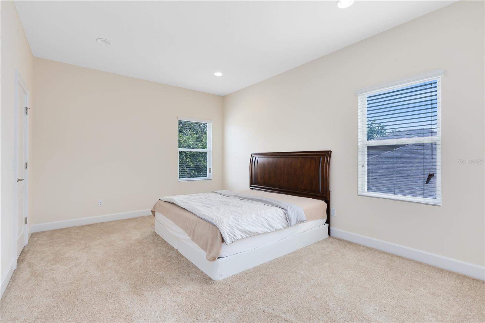 Image 21 of 37 For 15485 Sandfield Loop