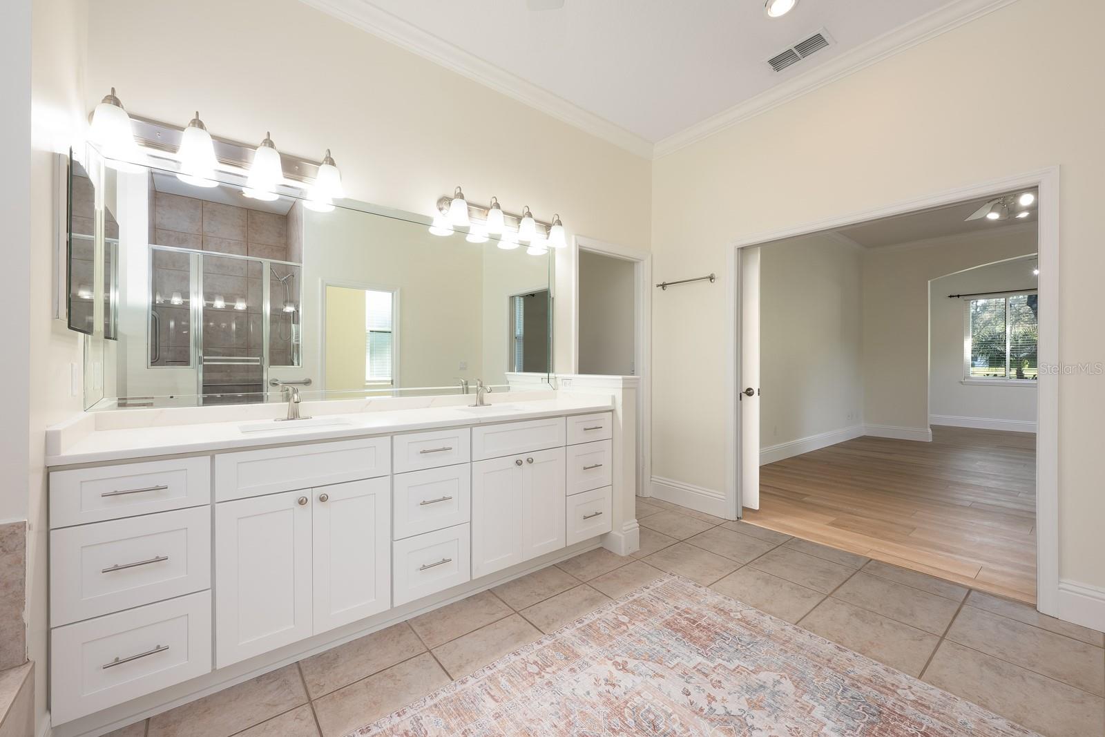 Image 17 of 44 For 935 Ridgeside Court