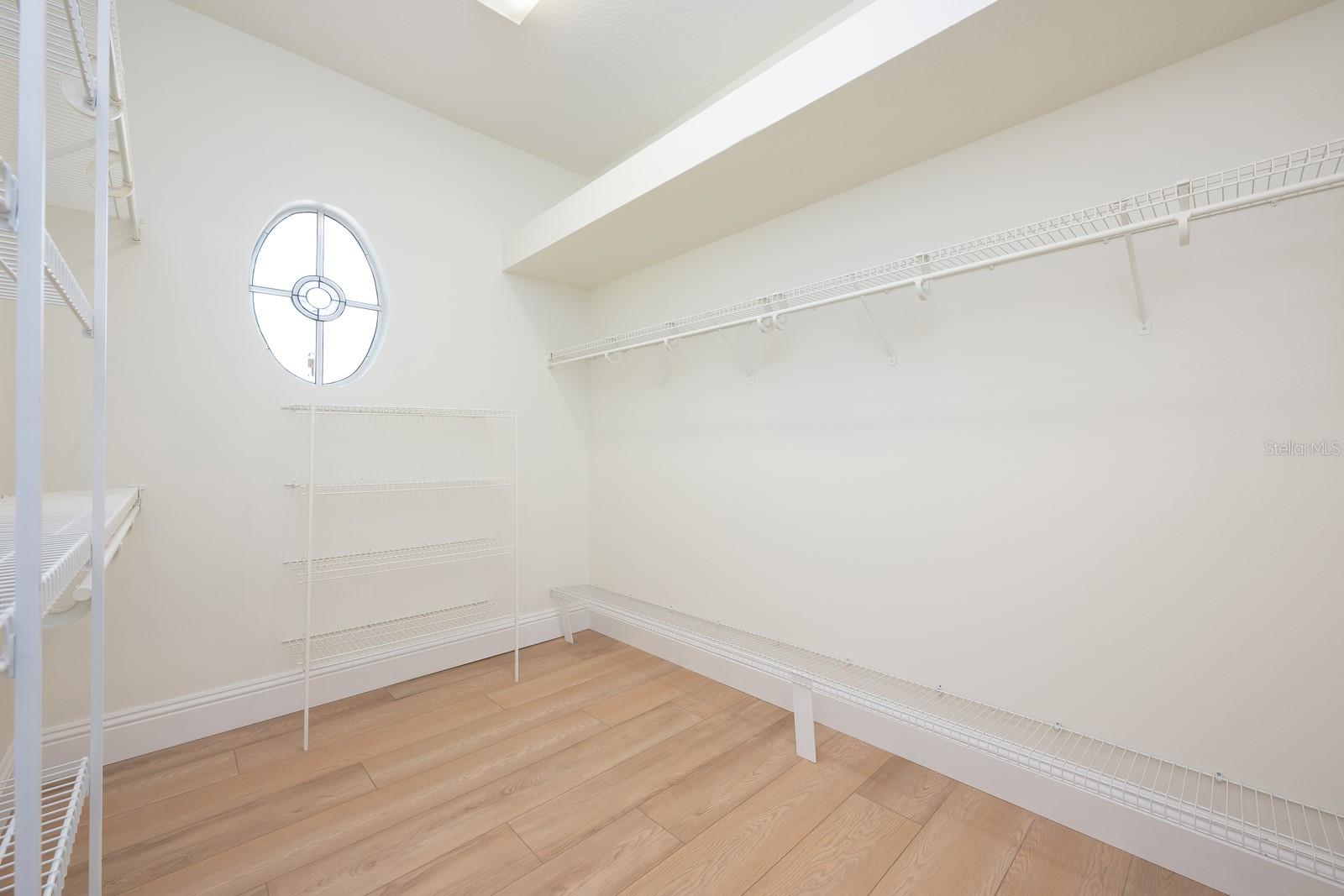 Image 19 of 44 For 935 Ridgeside Court