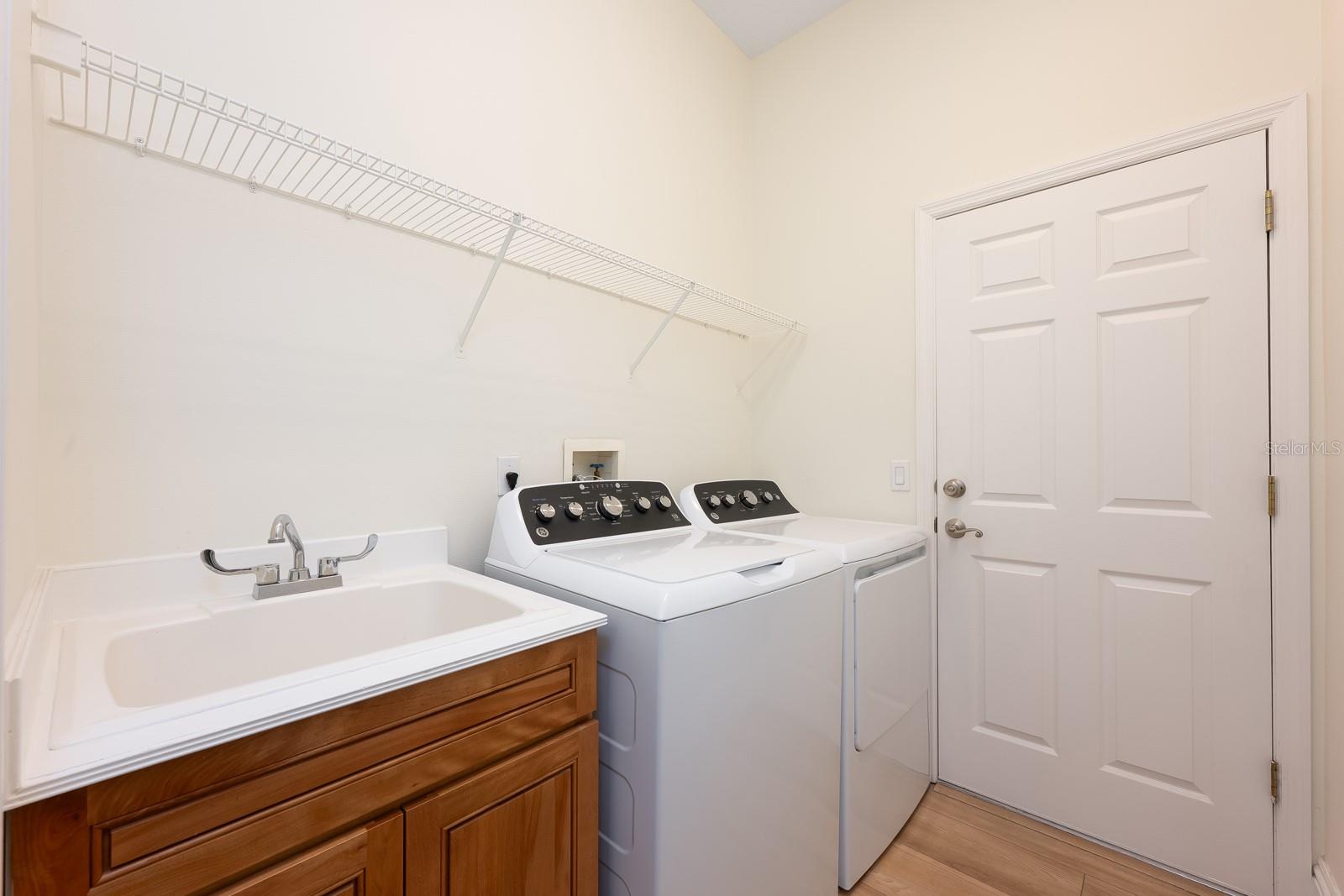 Image 23 of 44 For 935 Ridgeside Court