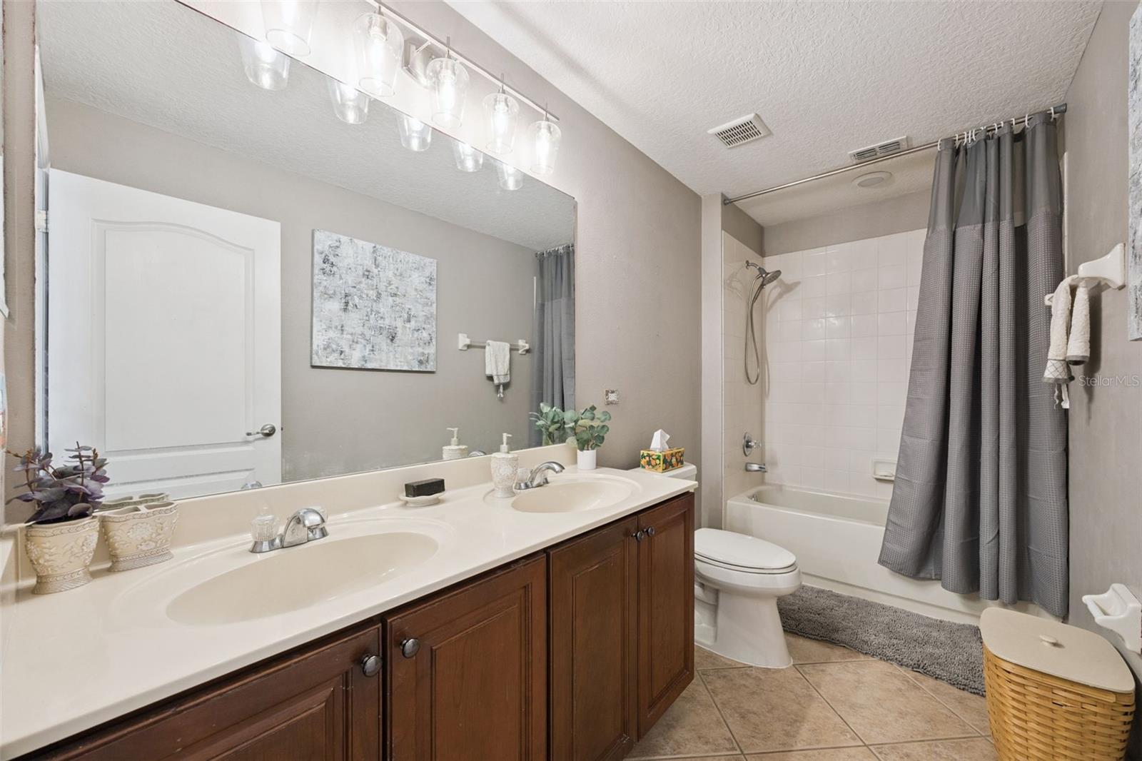 Image 20 of 65 For 3720 Valley Oaks Court