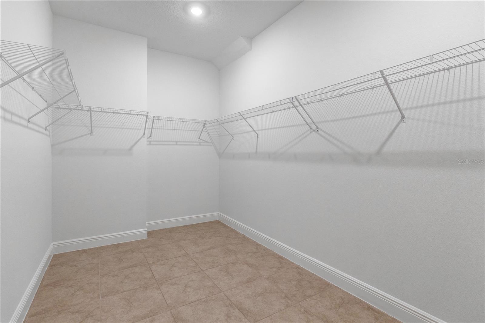 Image 13 of 35 For 9738 Neruda Street