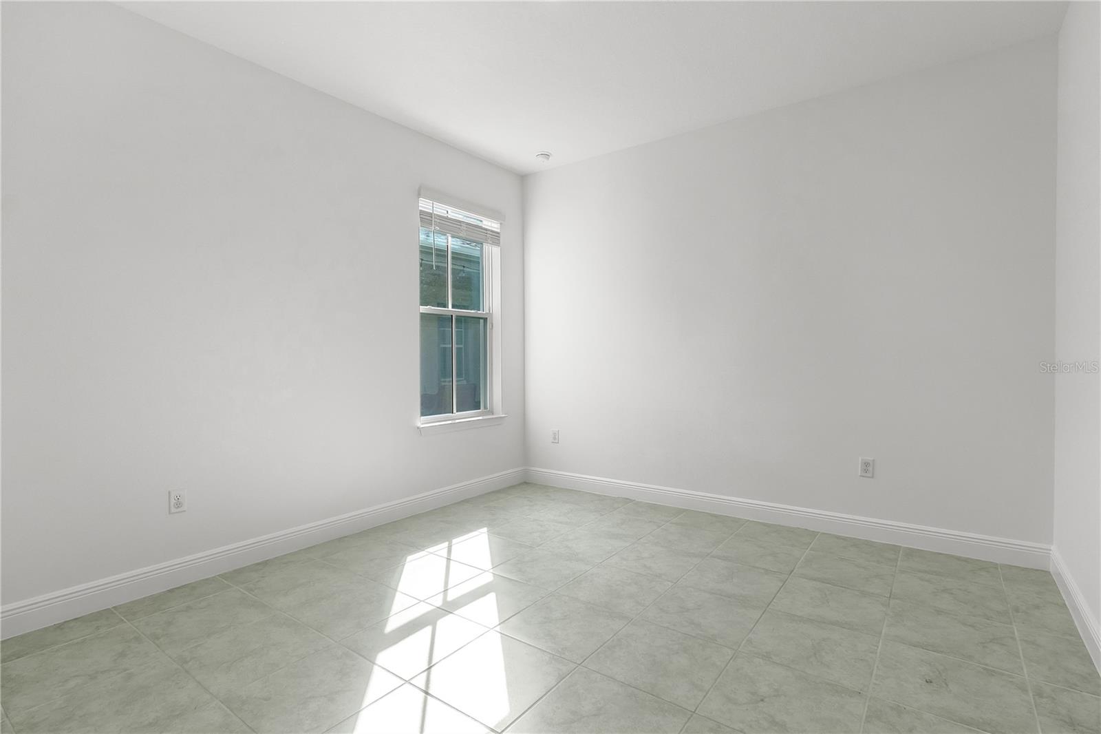 Image 18 of 35 For 9738 Neruda Street