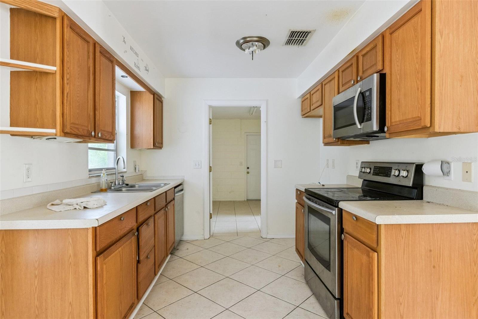 Image 28 of 41 For 10956 92nd Street