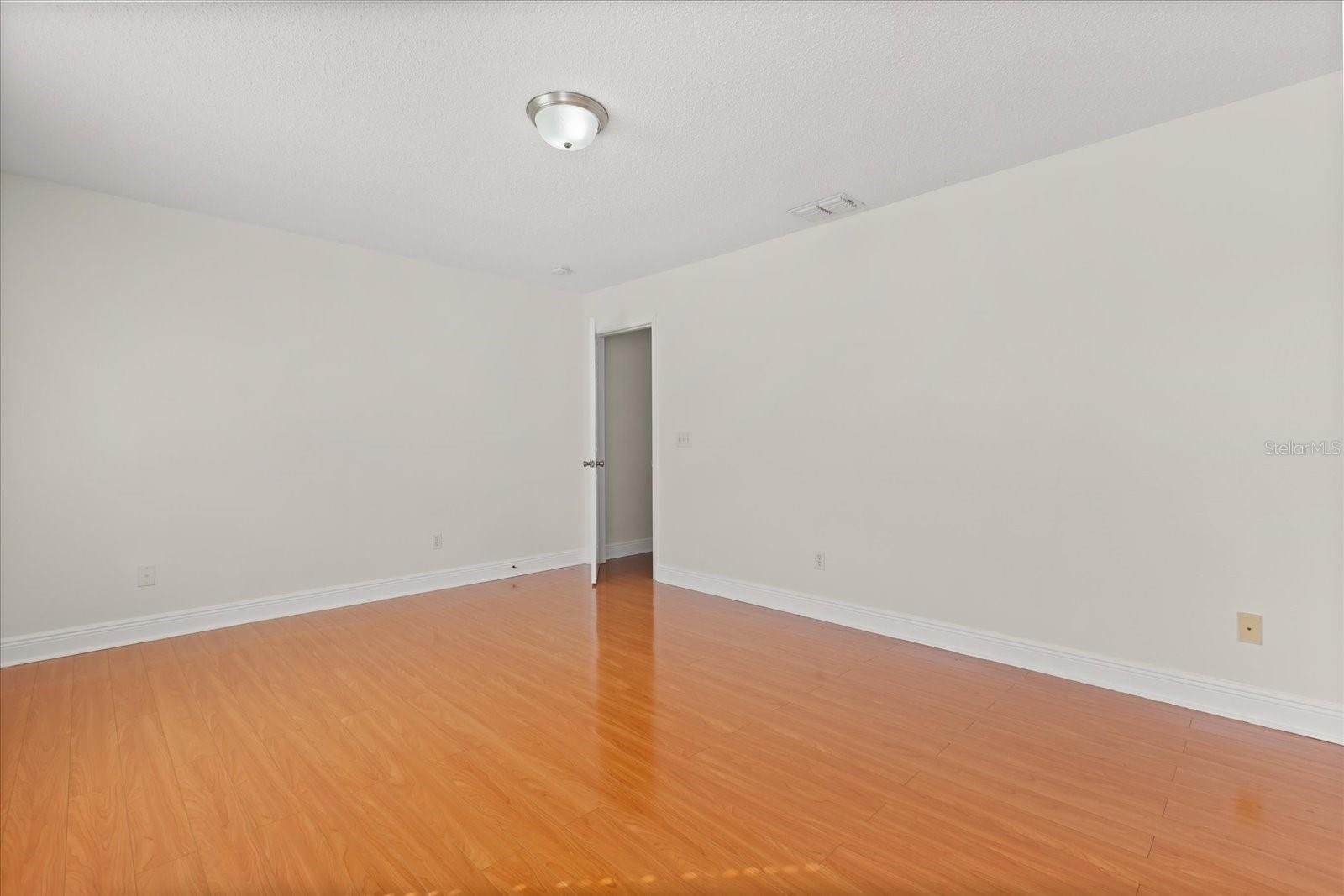 Image 33 of 53 For 821 Eastcliffe Court