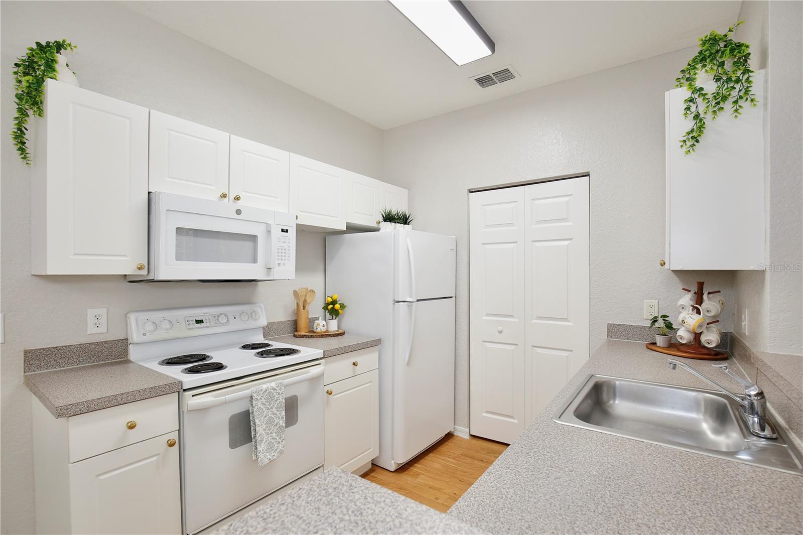 Image 12 of 37 For 824 Grand Regency Point 100