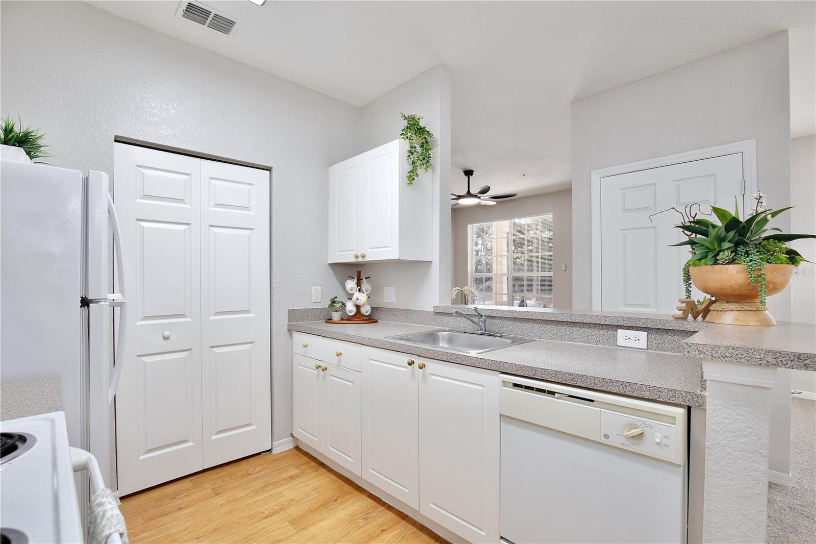 Image 15 of 37 For 824 Grand Regency Point 100