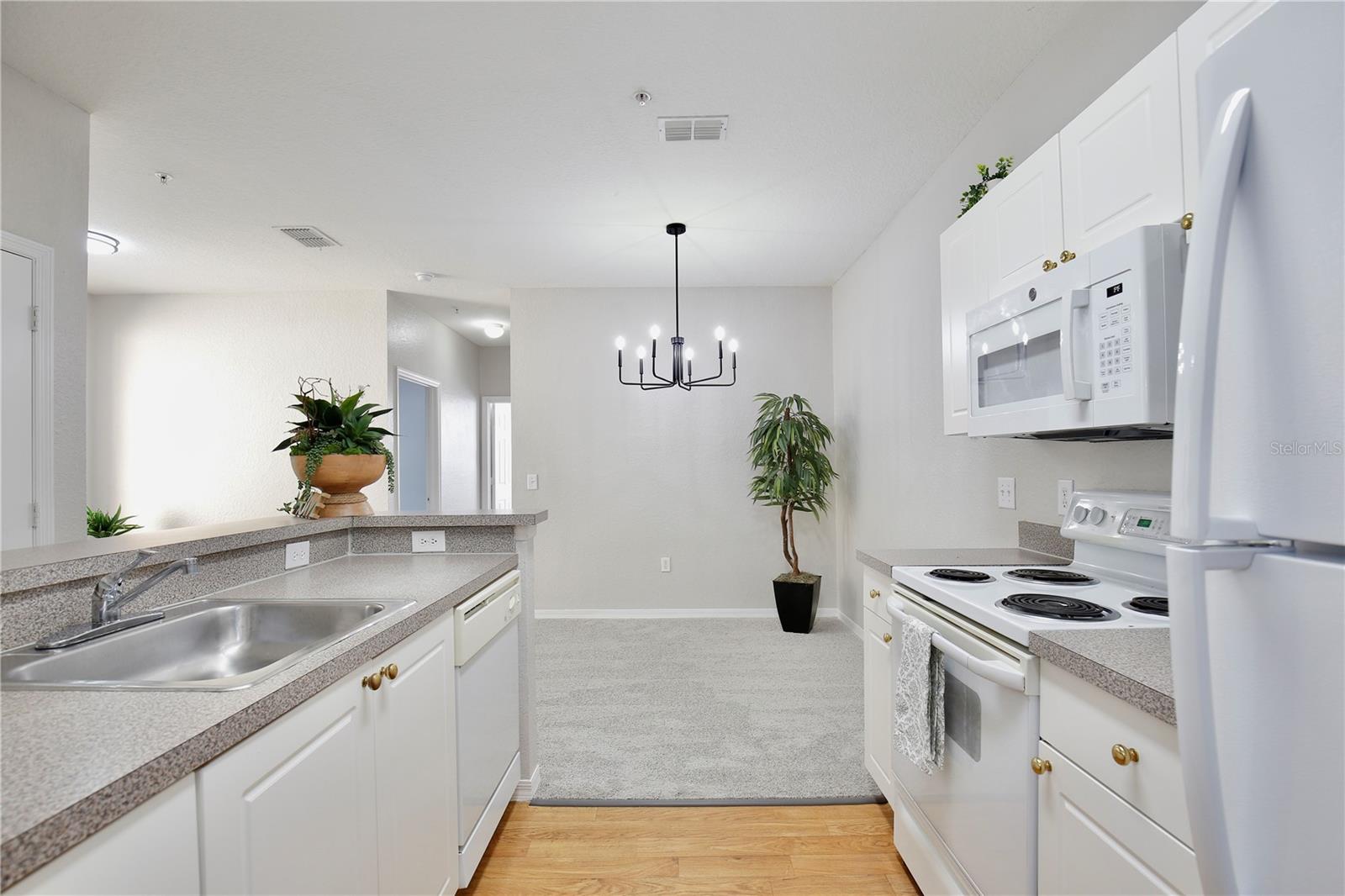 Image 16 of 37 For 824 Grand Regency Point 100