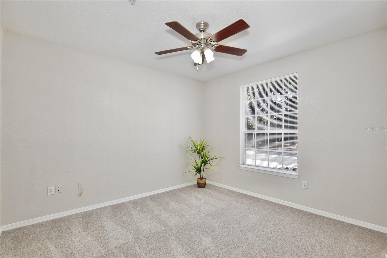 Image 17 of 37 For 824 Grand Regency Point 100