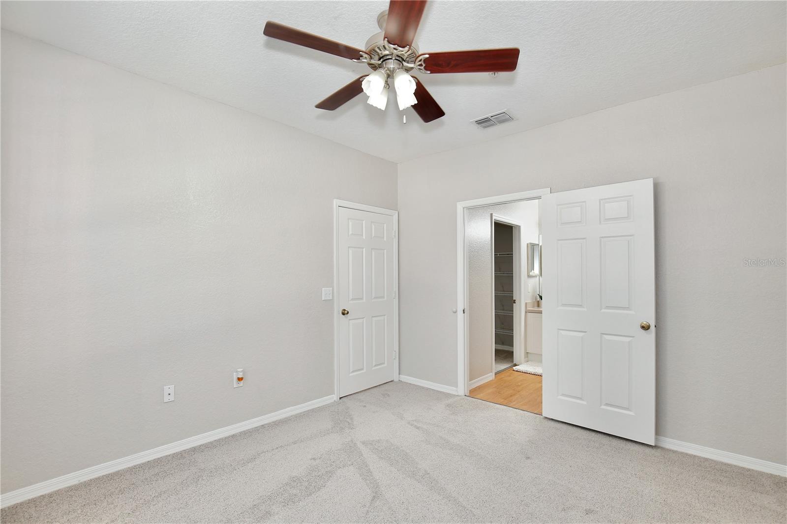 Image 18 of 37 For 824 Grand Regency Point 100