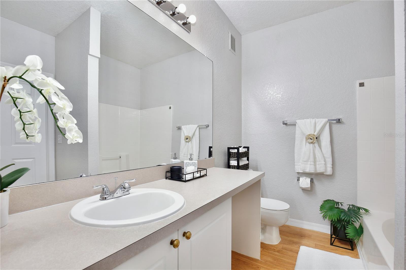 Image 19 of 37 For 824 Grand Regency Point 100