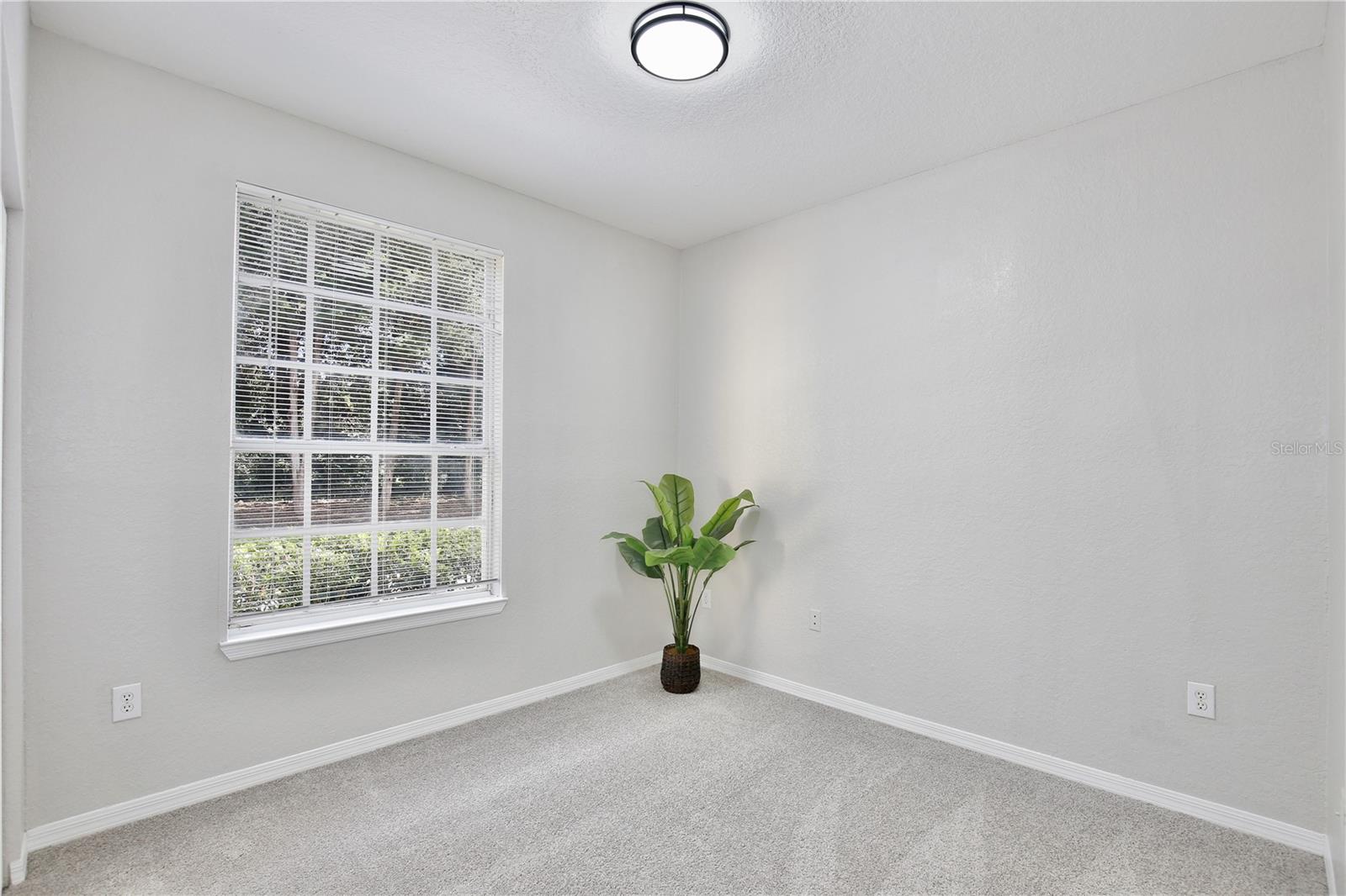 Image 21 of 37 For 824 Grand Regency Point 100