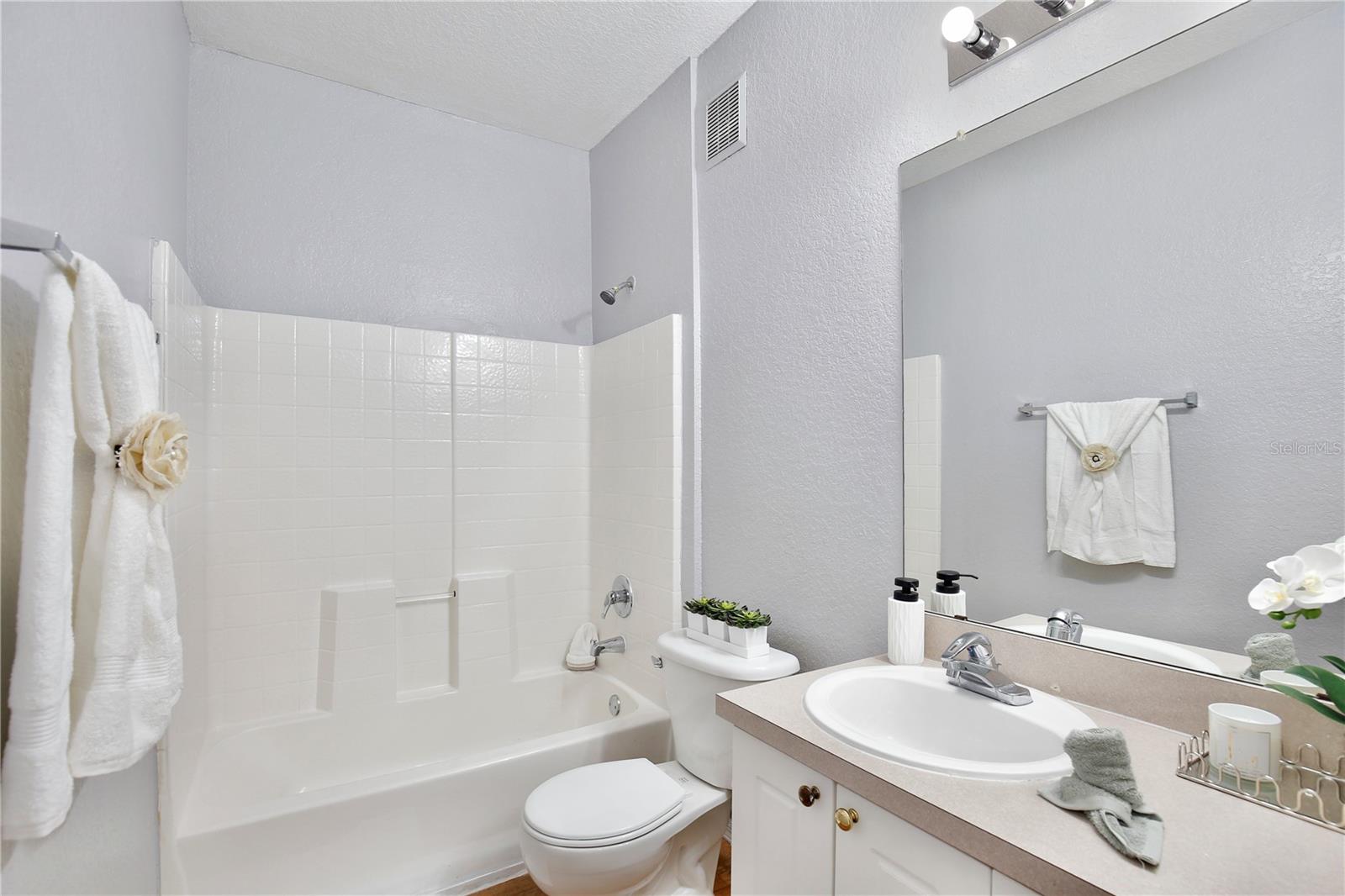 Image 23 of 37 For 824 Grand Regency Point 100