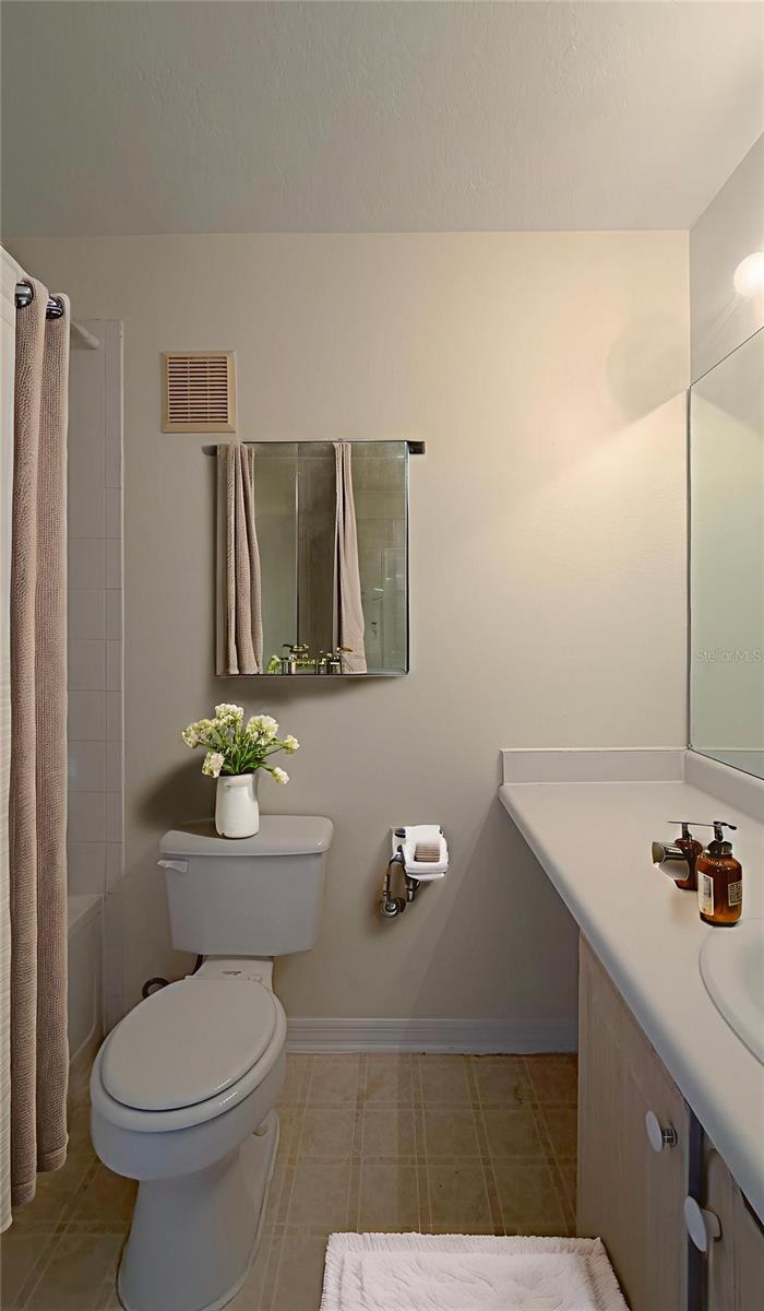 Image 14 of 19 For 1989 Summer Club Drive 303