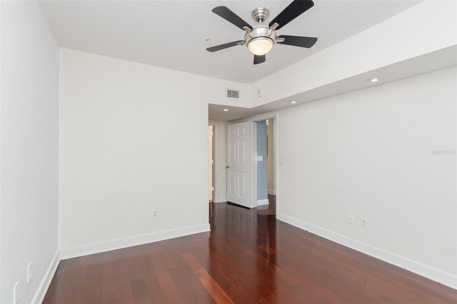 Image 18 of 29 For 304 South Street 4023