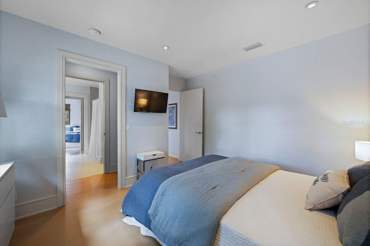 Image 33 of 47 For 1411 Nottingham Street