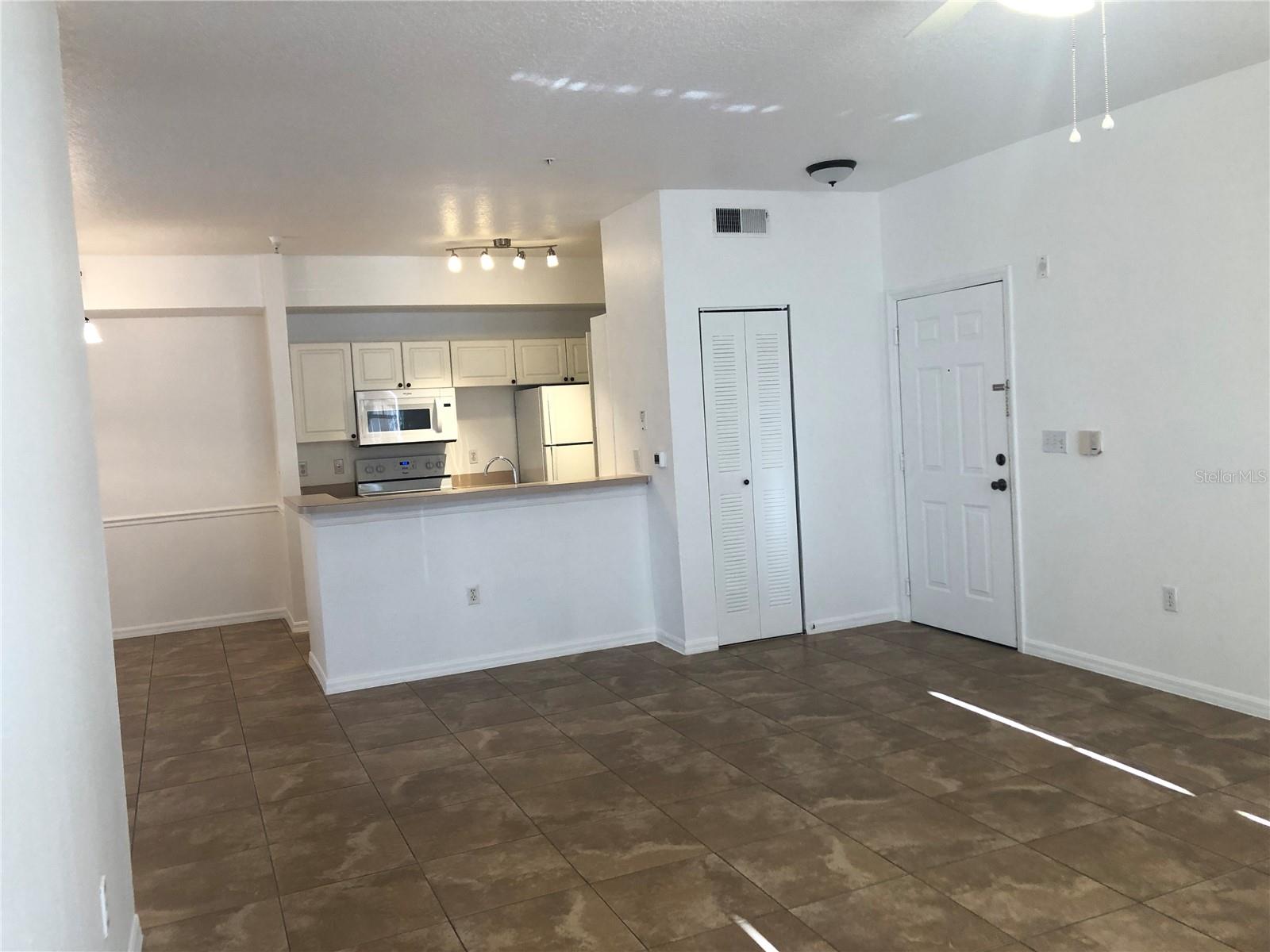 Image 13 of 45 For 5572 Metrowest Boulevard 5-105