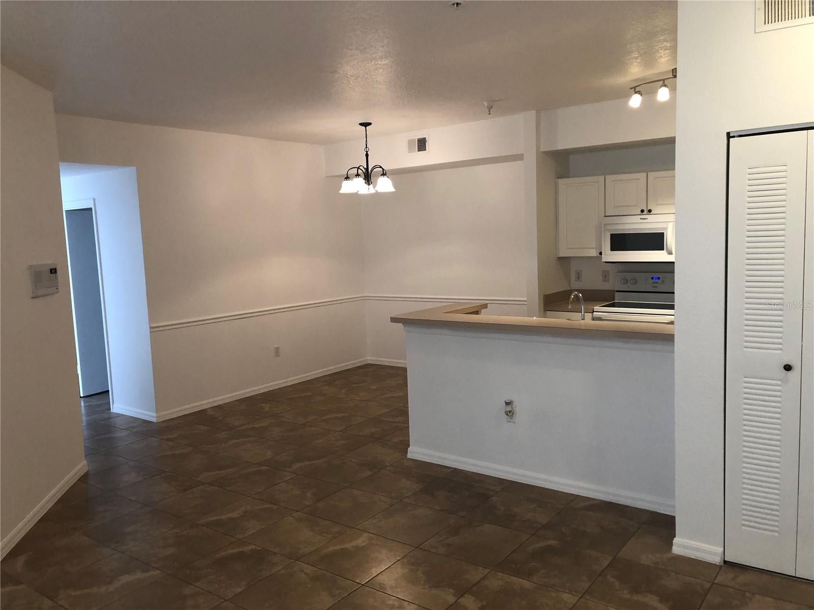 Image 4 of 45 For 5572 Metrowest Boulevard 5-105