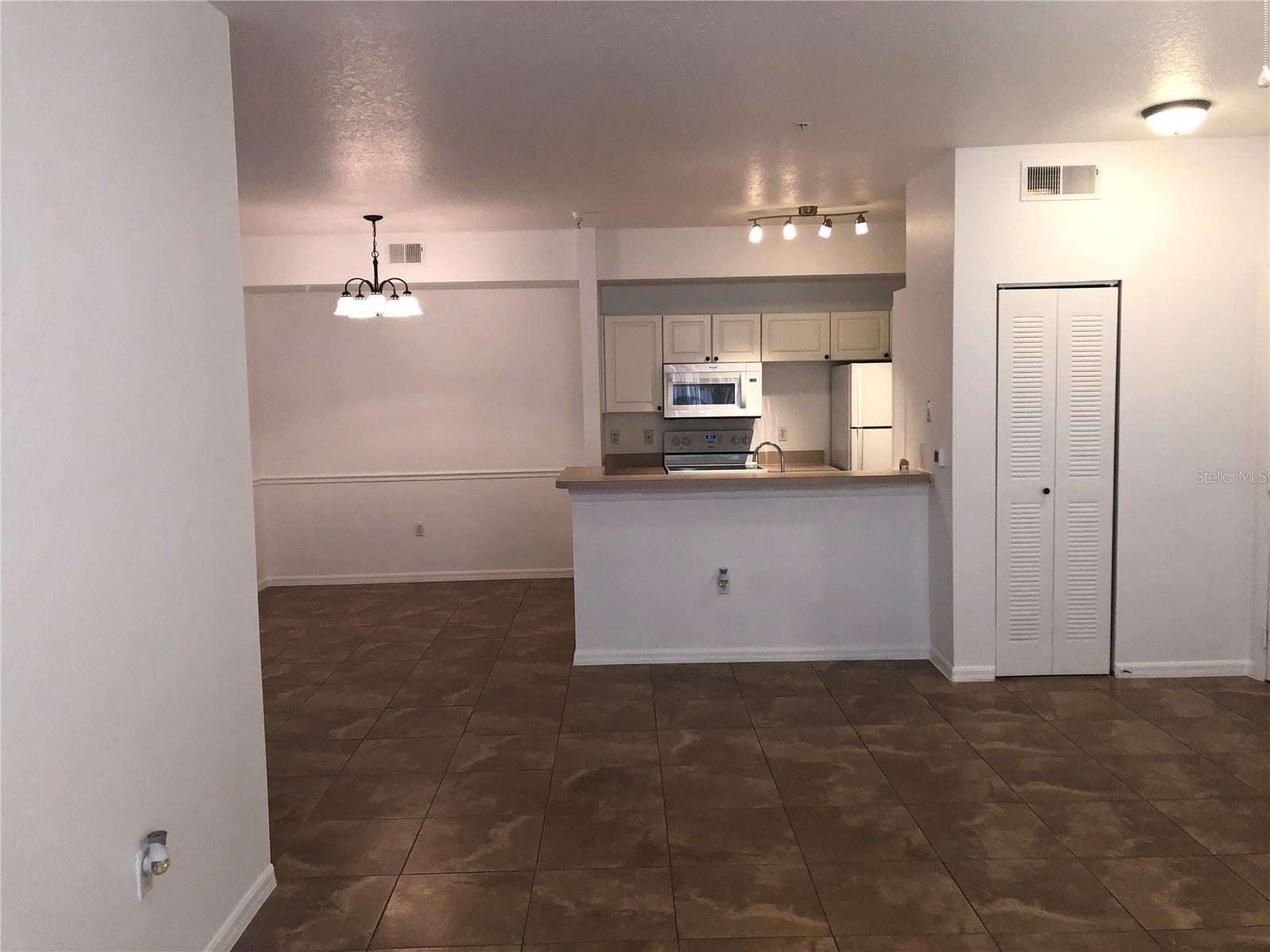 Image 5 of 45 For 5572 Metrowest Boulevard 5-105