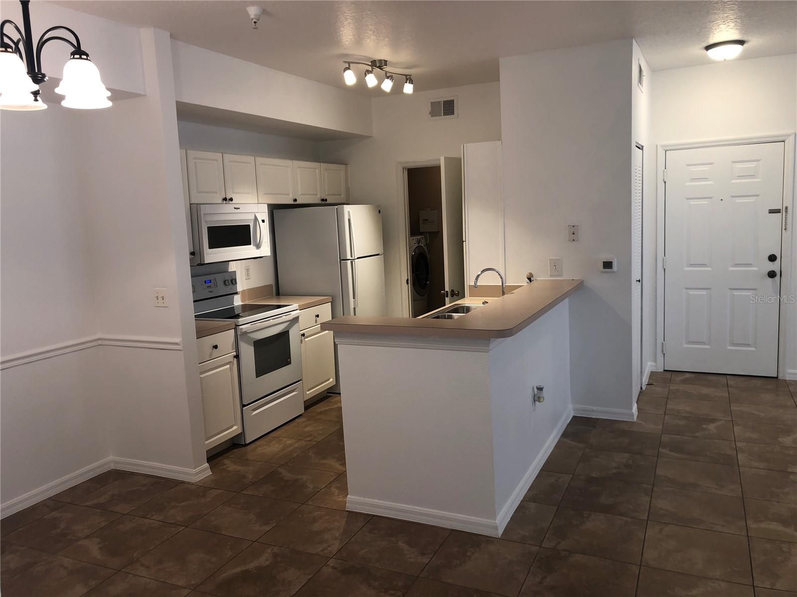 Image 7 of 45 For 5572 Metrowest Boulevard 5-105