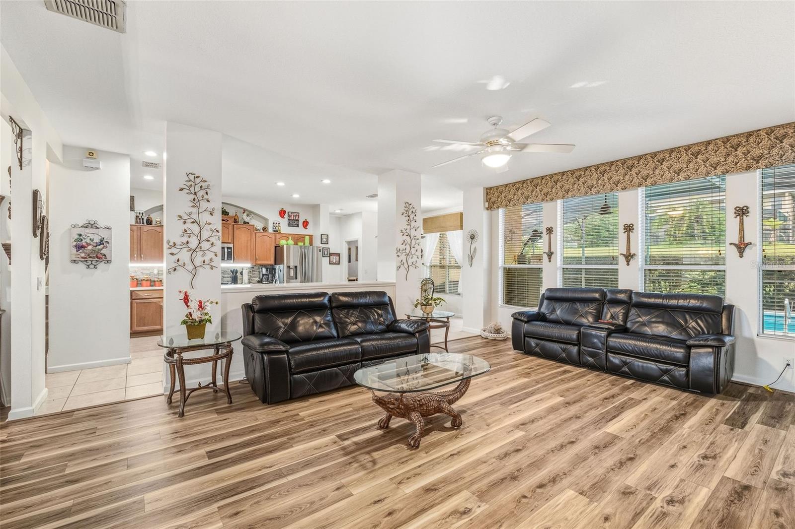 Image 11 of 42 For 13409 Via Roma Circle