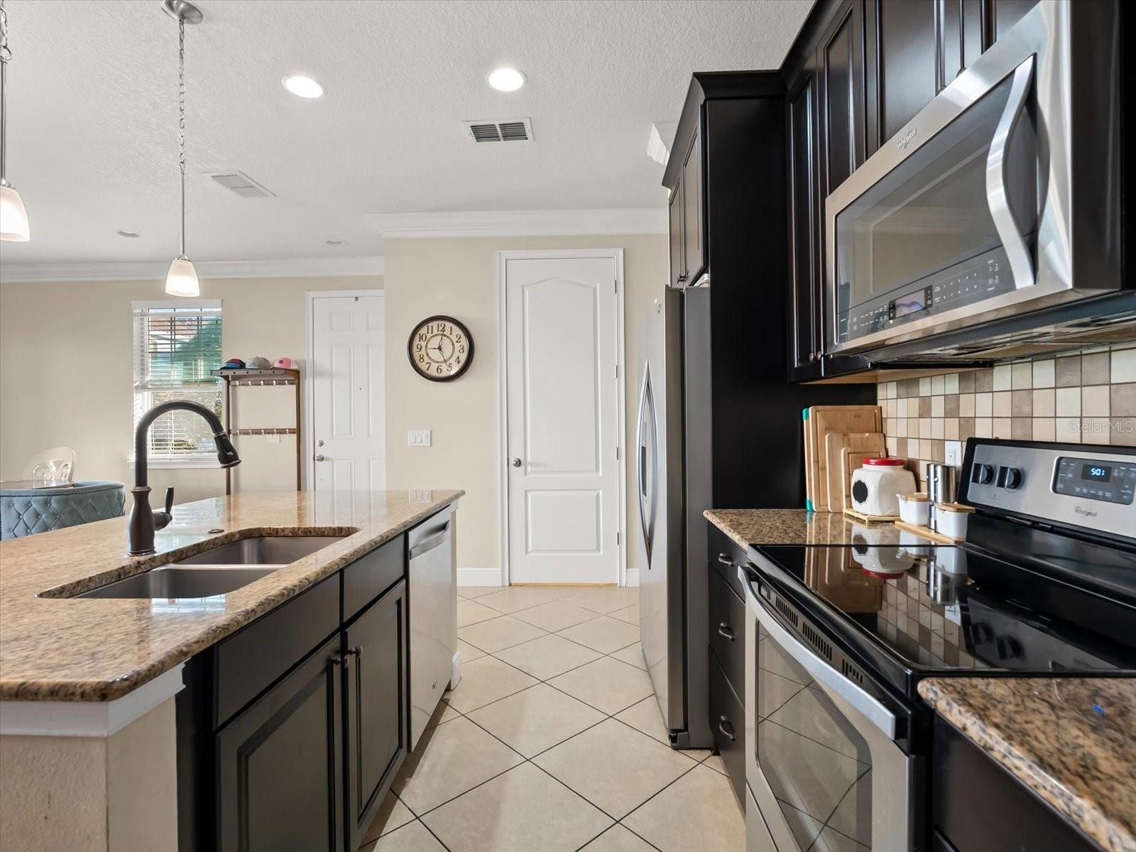 Listing photo id 4 for 14187 Millington Street