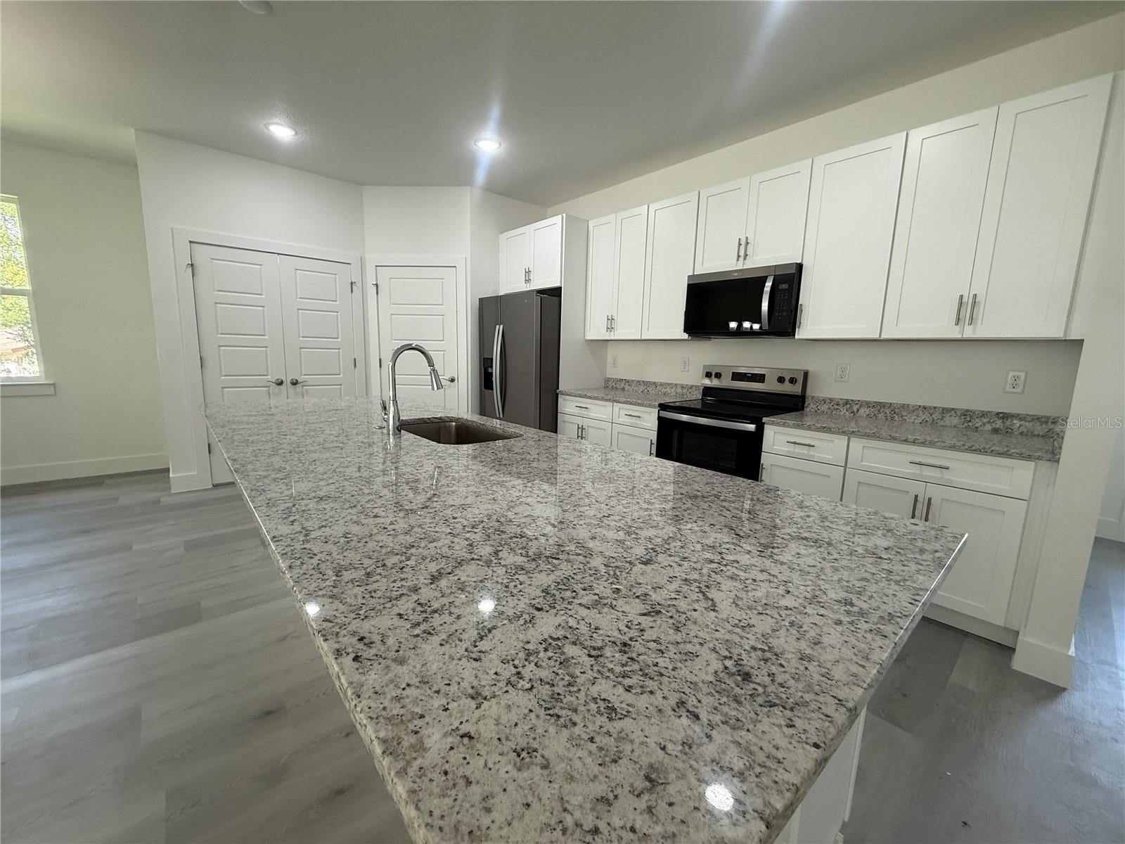 Listing photo id 8 for 10034 Darwin Way