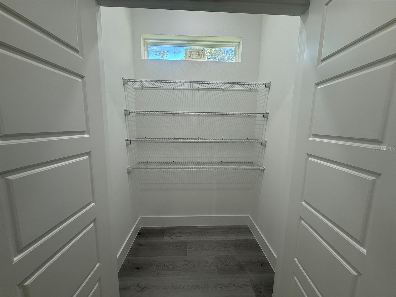 Listing photo id 12 for 10034 Darwin Way