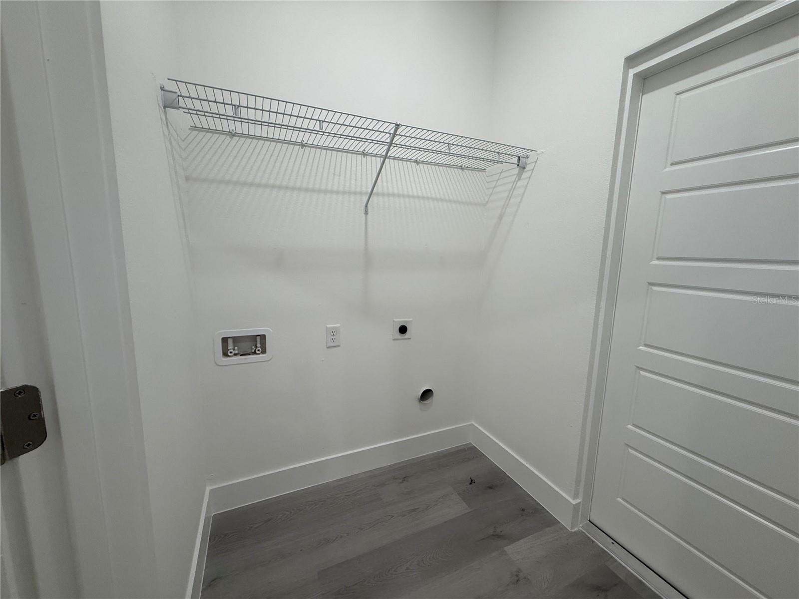 Listing photo id 13 for 10034 Darwin Way