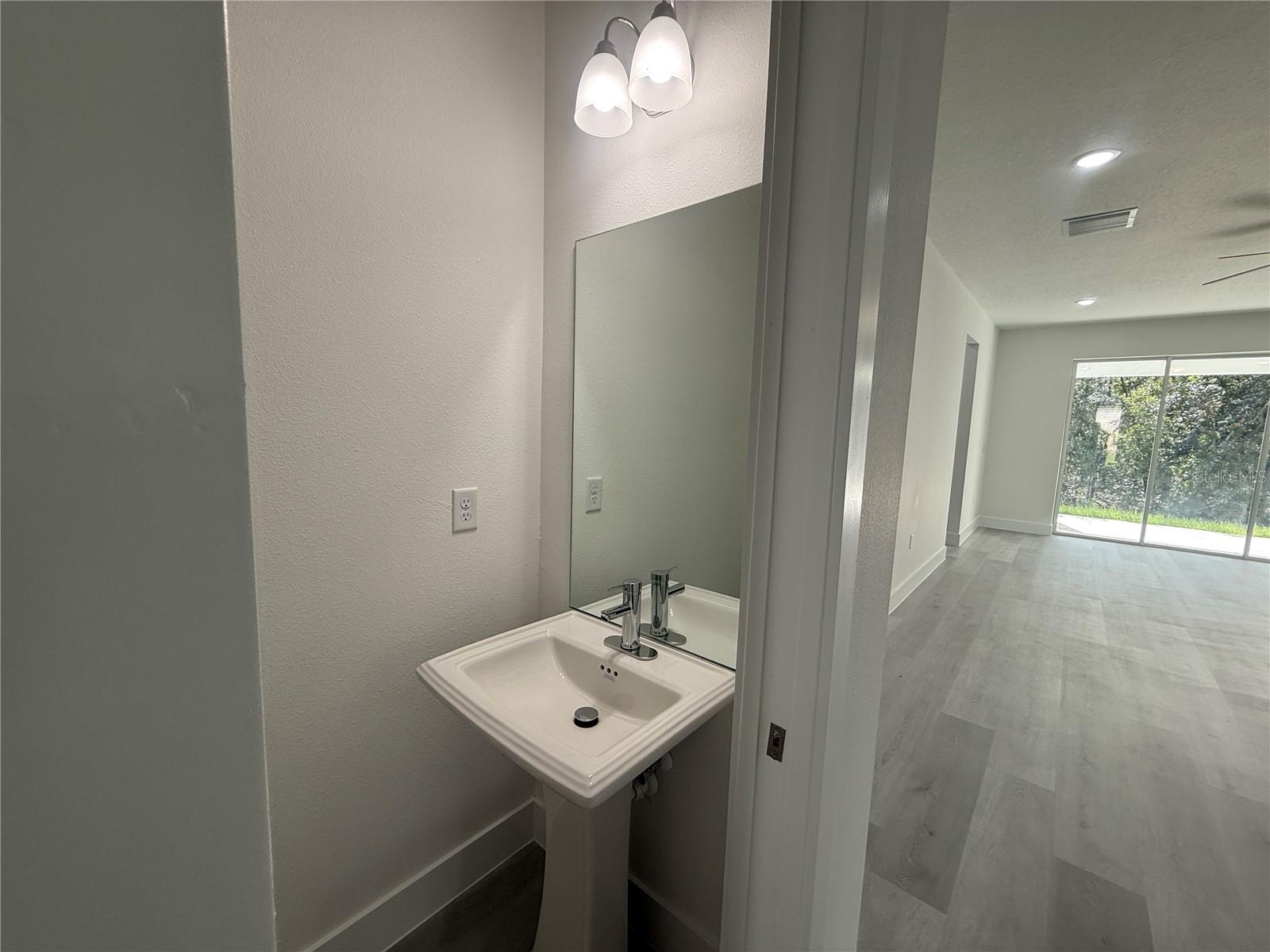 Listing photo id 14 for 10034 Darwin Way