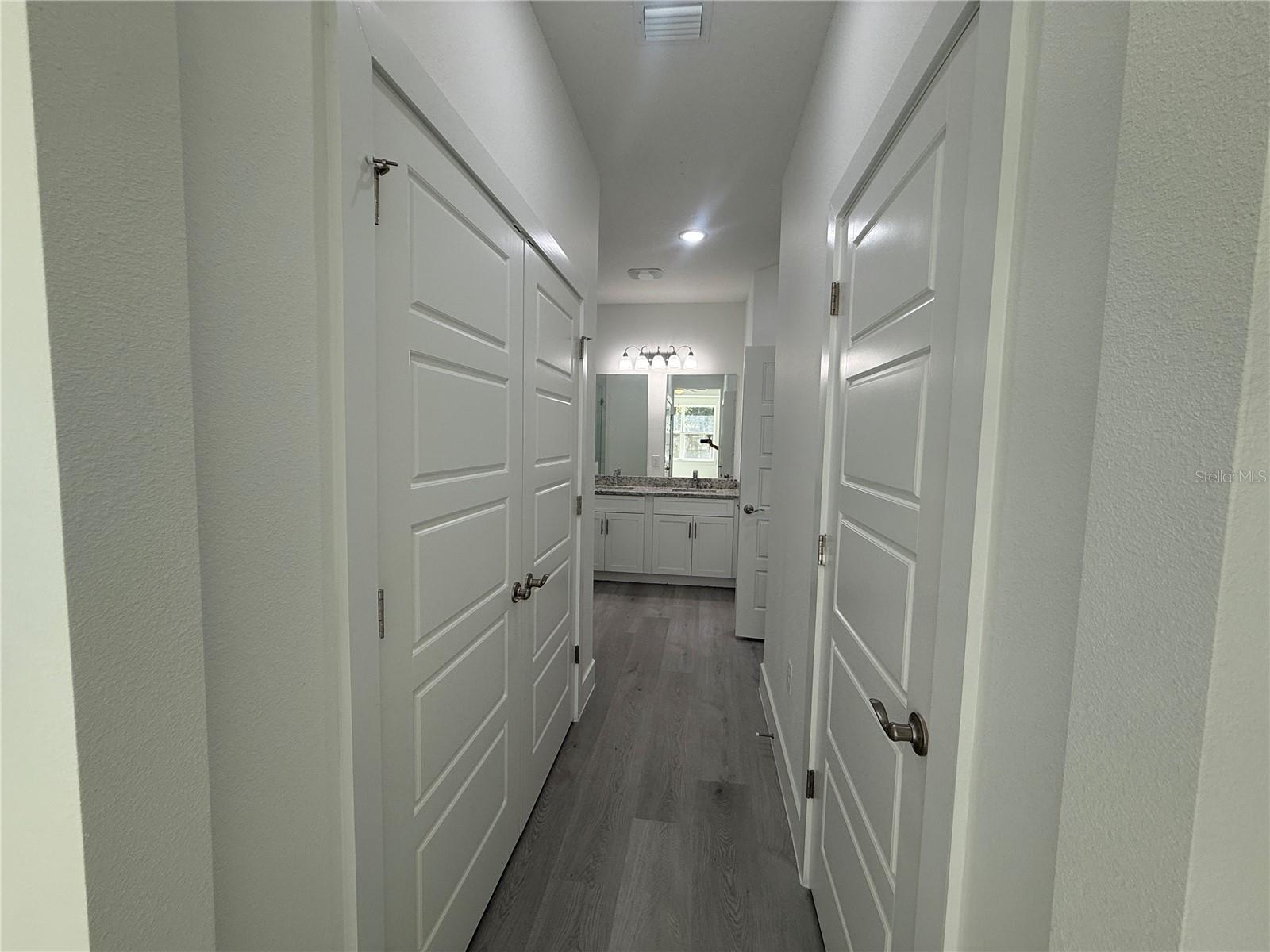 Listing photo id 18 for 10034 Darwin Way