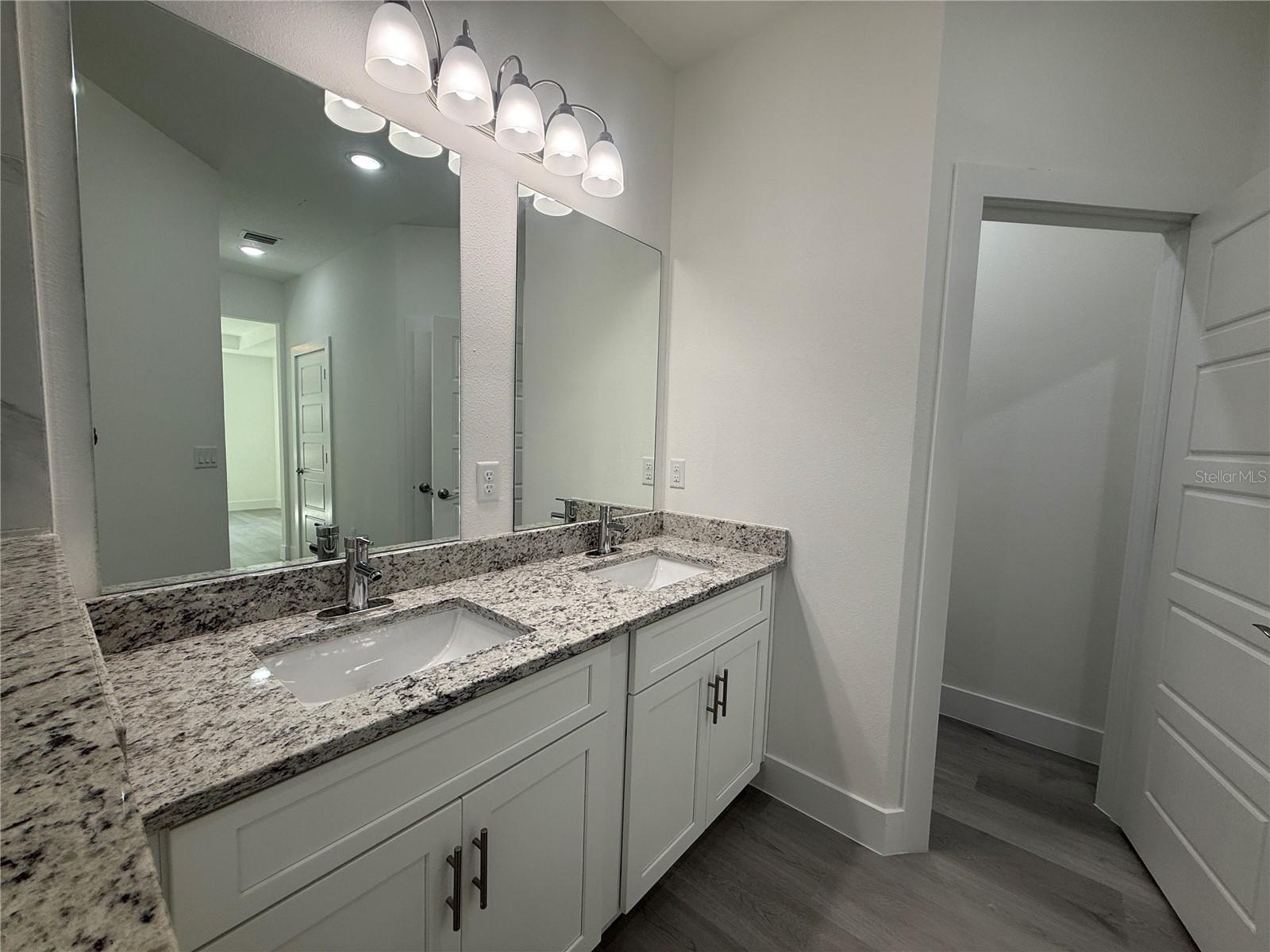 Listing photo id 21 for 10034 Darwin Way