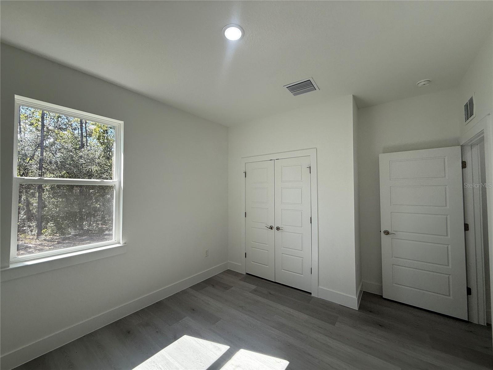 Listing photo id 31 for 10034 Darwin Way