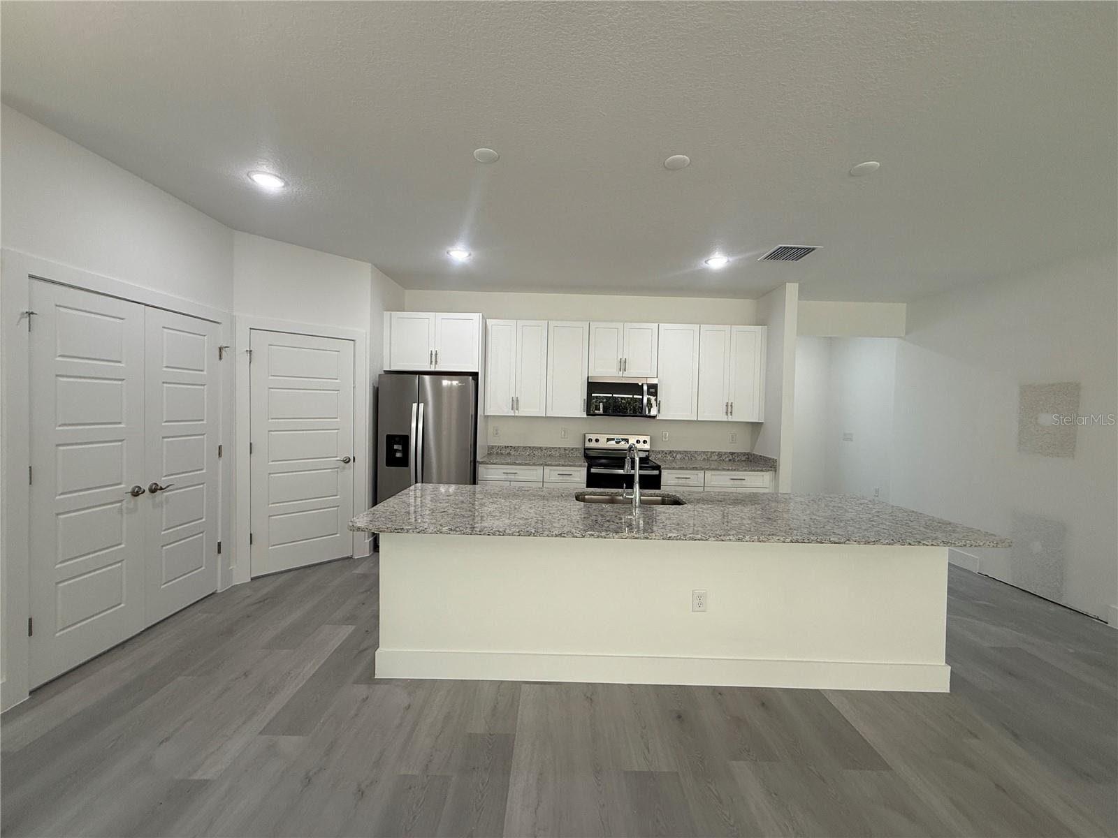 Listing photo id 5 for 10034 Darwin Way