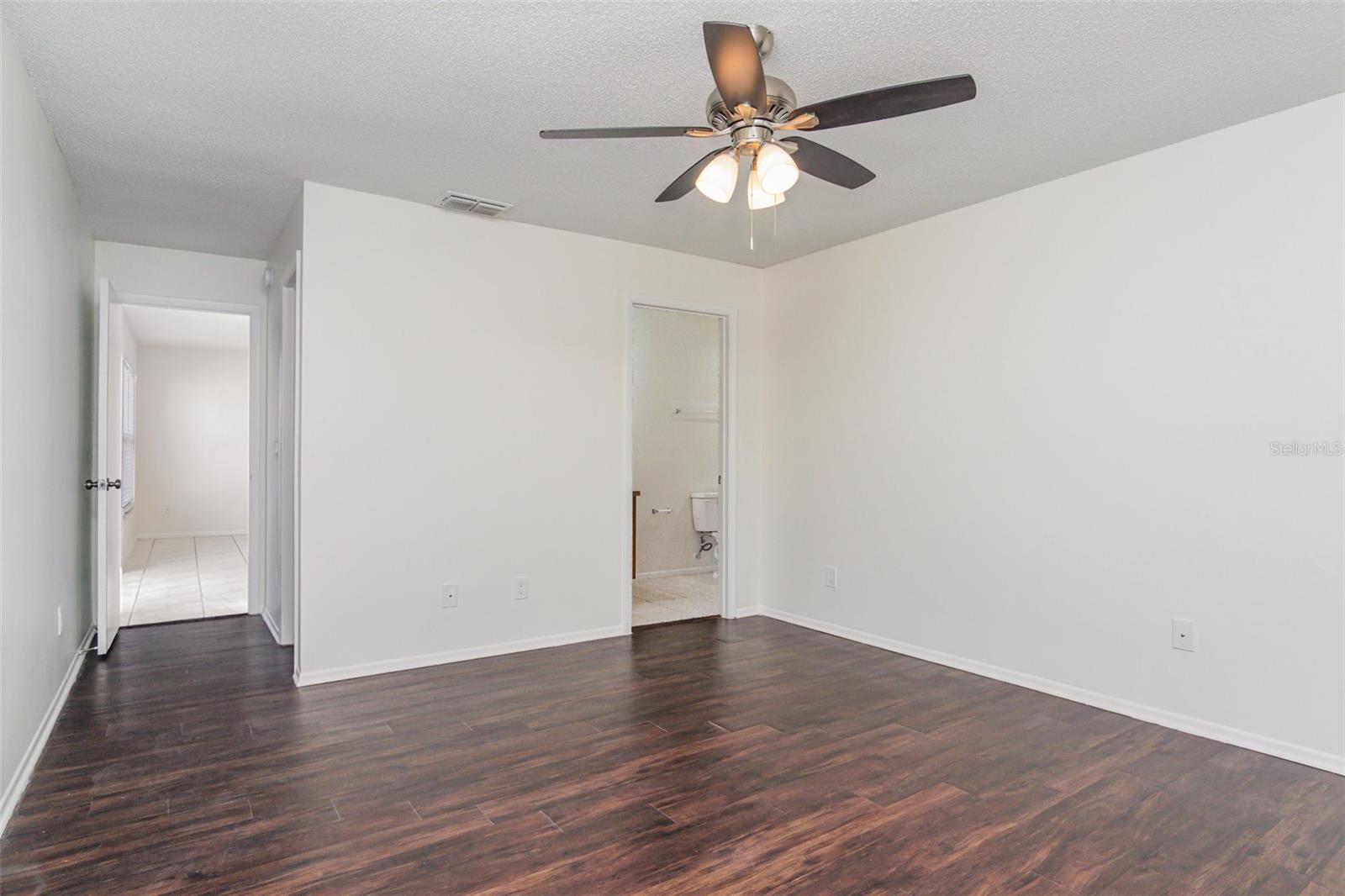 Listing photo id 10 for 3025 Holland Drive