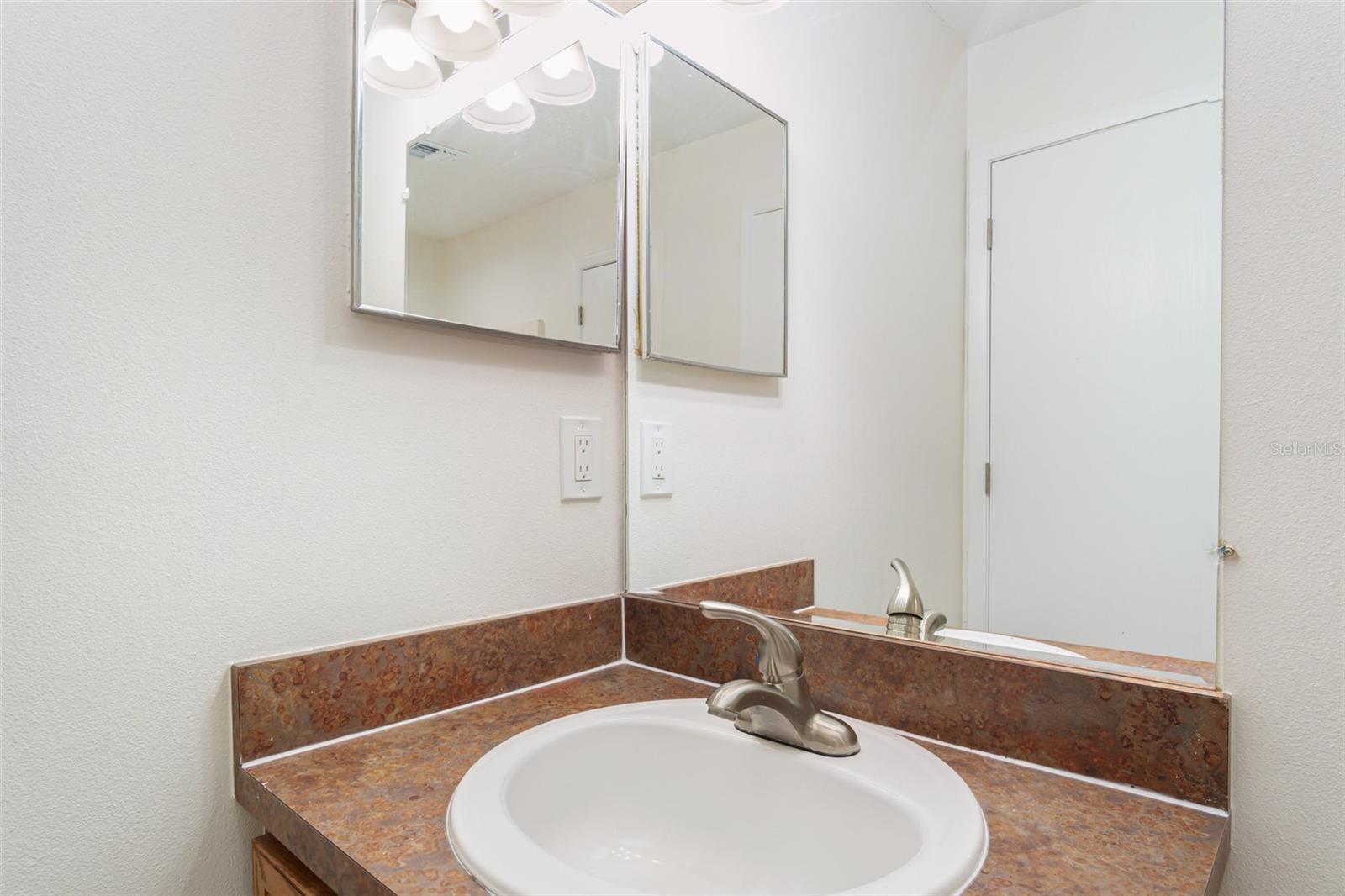 Listing photo id 12 for 3025 Holland Drive