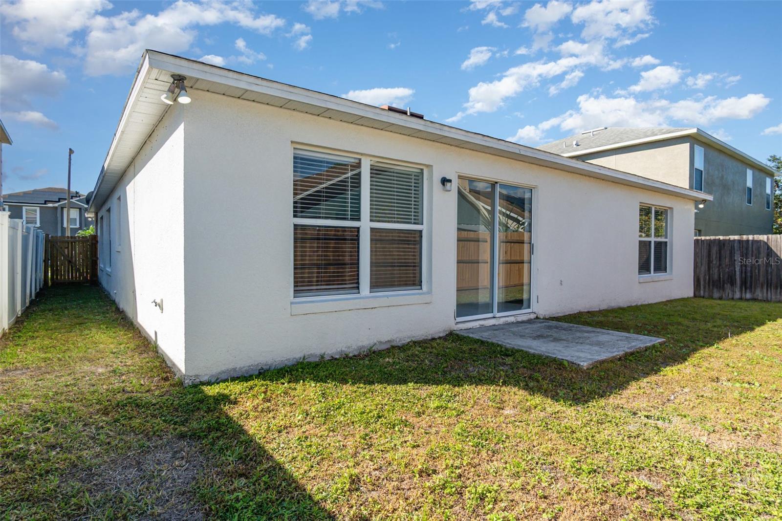 Listing photo id 13 for 3025 Holland Drive