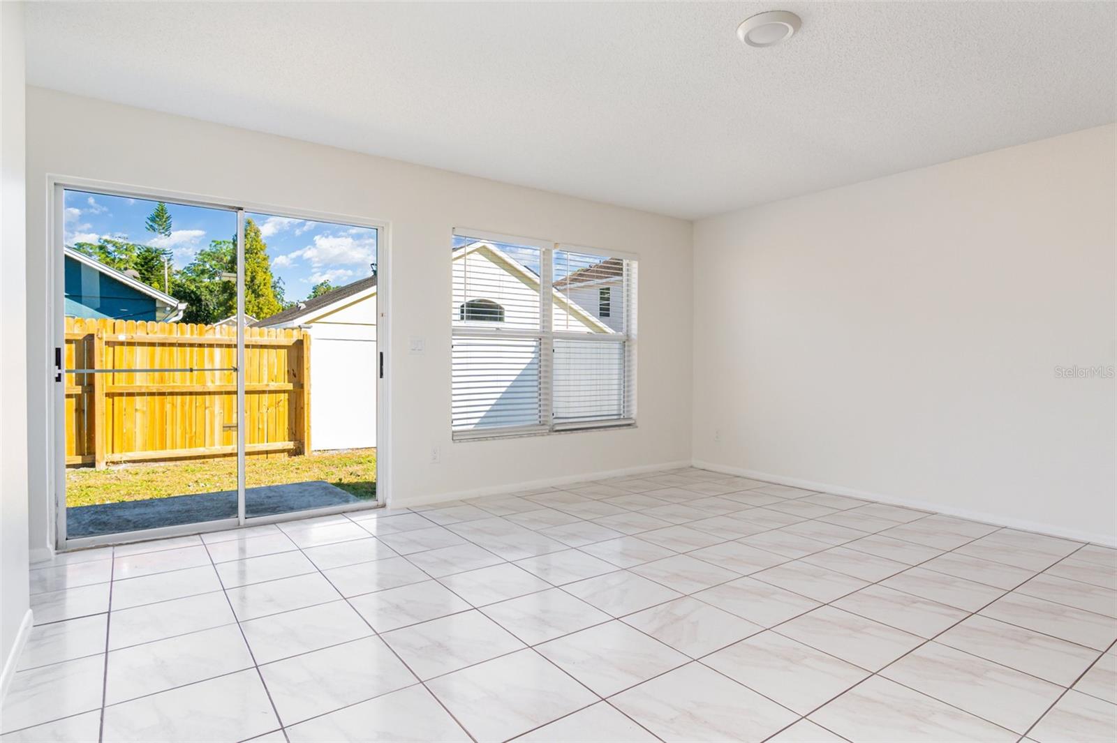 Listing photo id 0 for 3025 Holland Drive