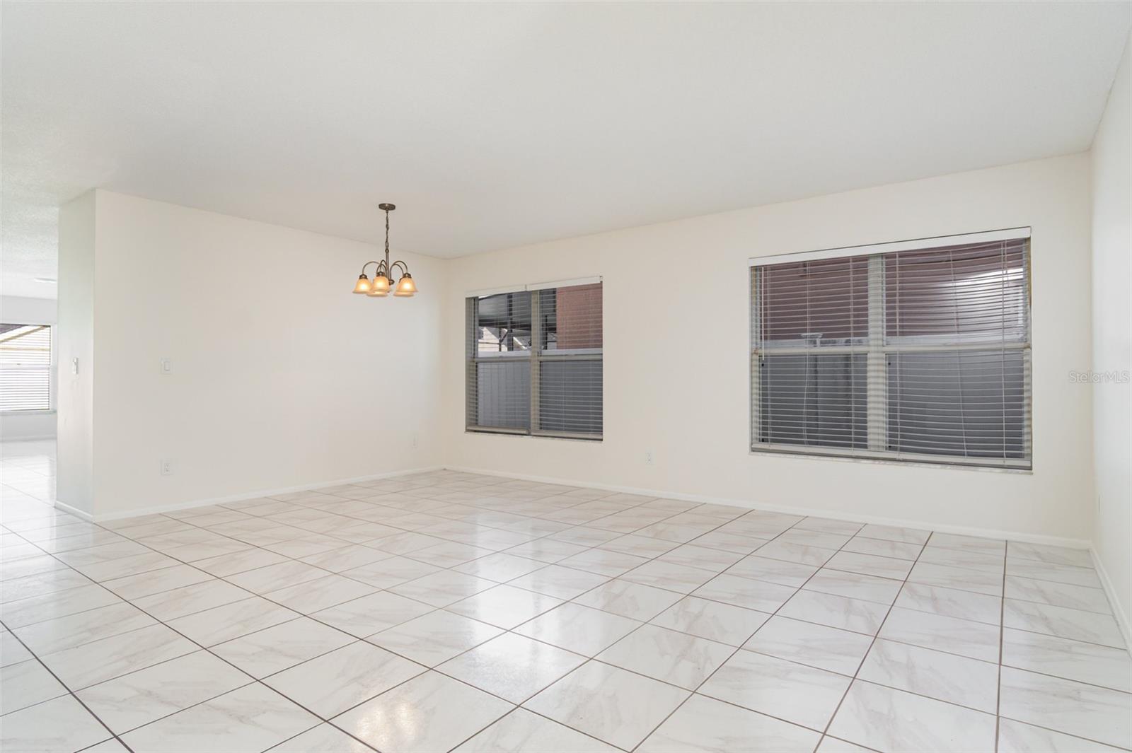 Listing photo id 2 for 3025 Holland Drive