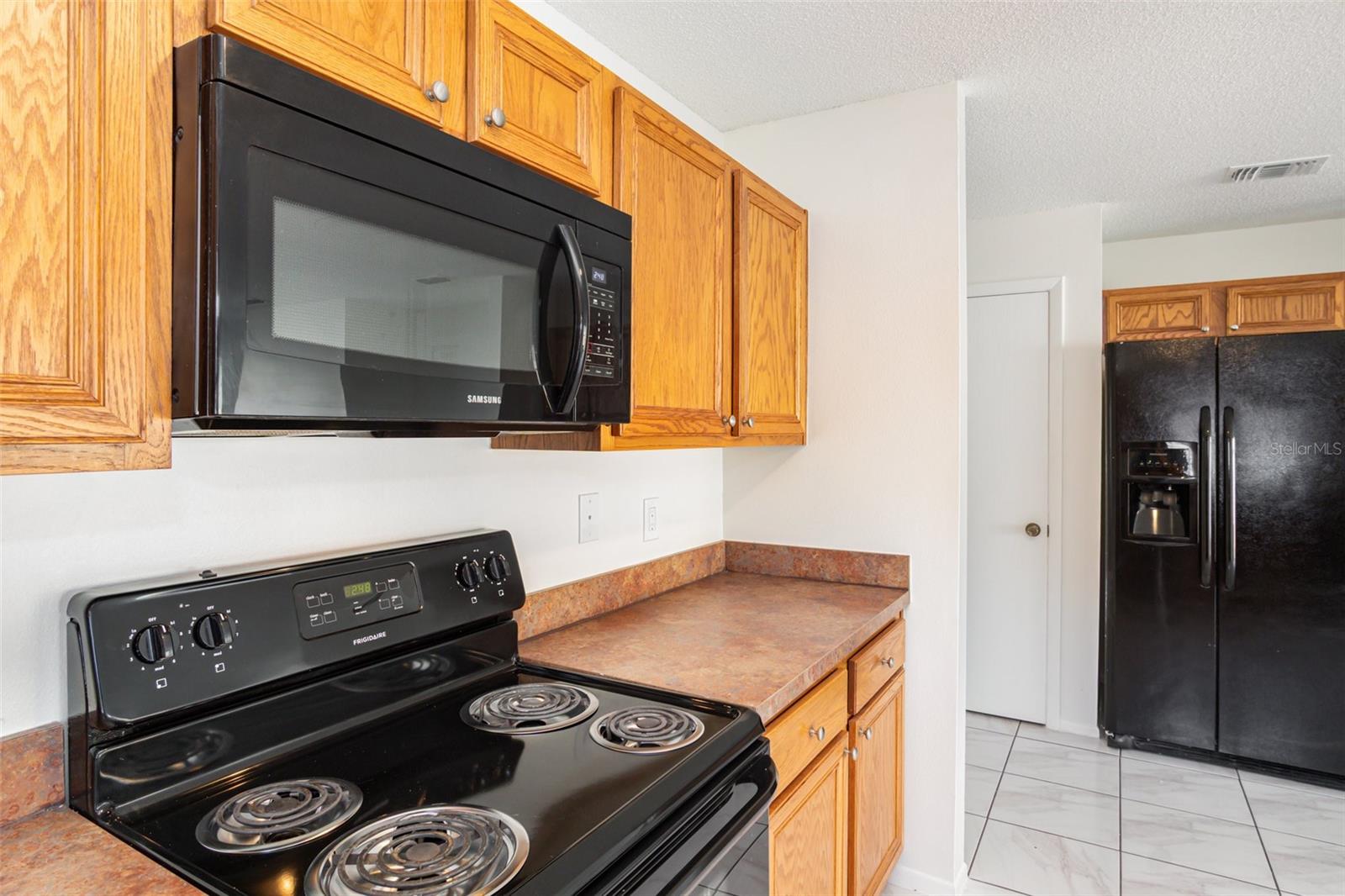 Listing photo id 3 for 3025 Holland Drive