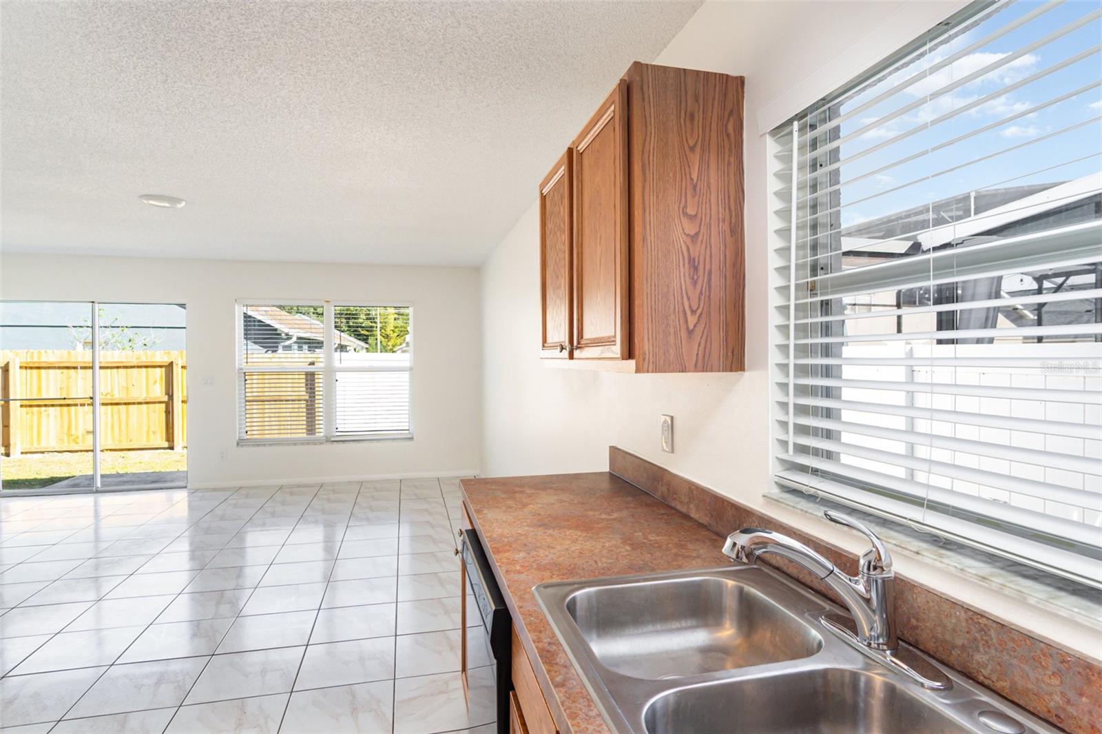 Listing photo id 4 for 3025 Holland Drive