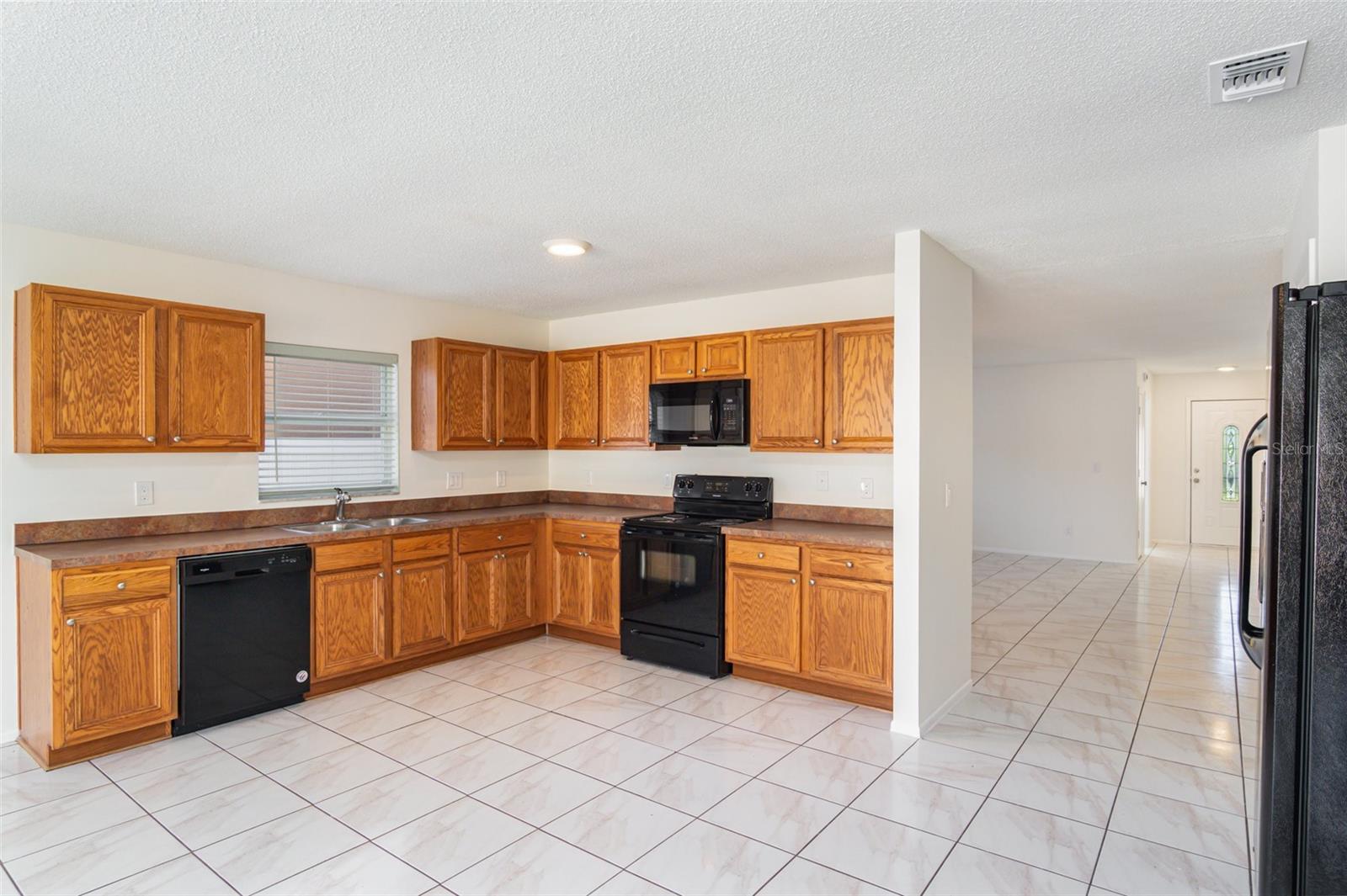 Listing photo id 5 for 3025 Holland Drive