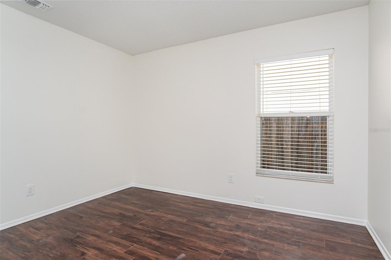 Listing photo id 7 for 3025 Holland Drive