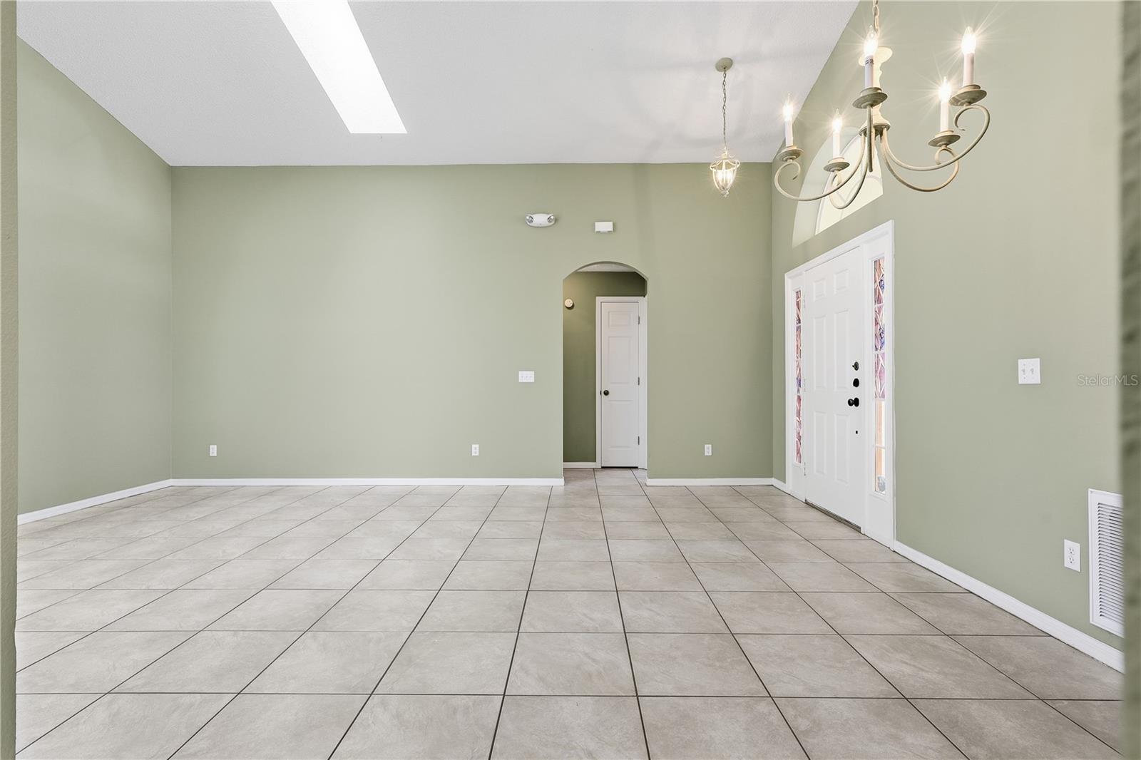 Image 11 of 41 For 917 Bloomingdale Drive