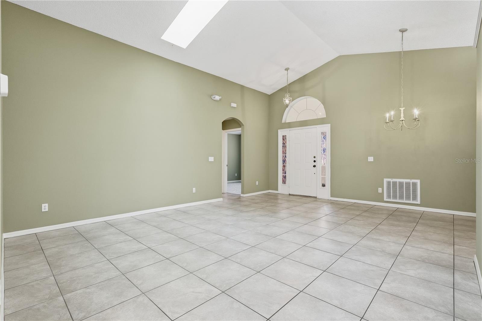 Image 12 of 41 For 917 Bloomingdale Drive