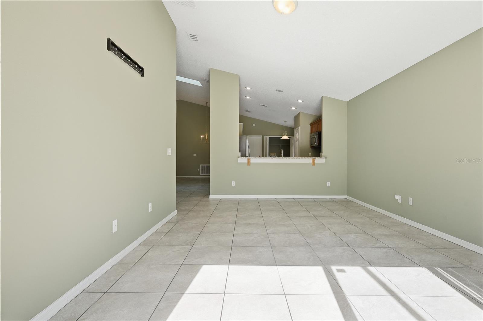 Image 15 of 41 For 917 Bloomingdale Drive