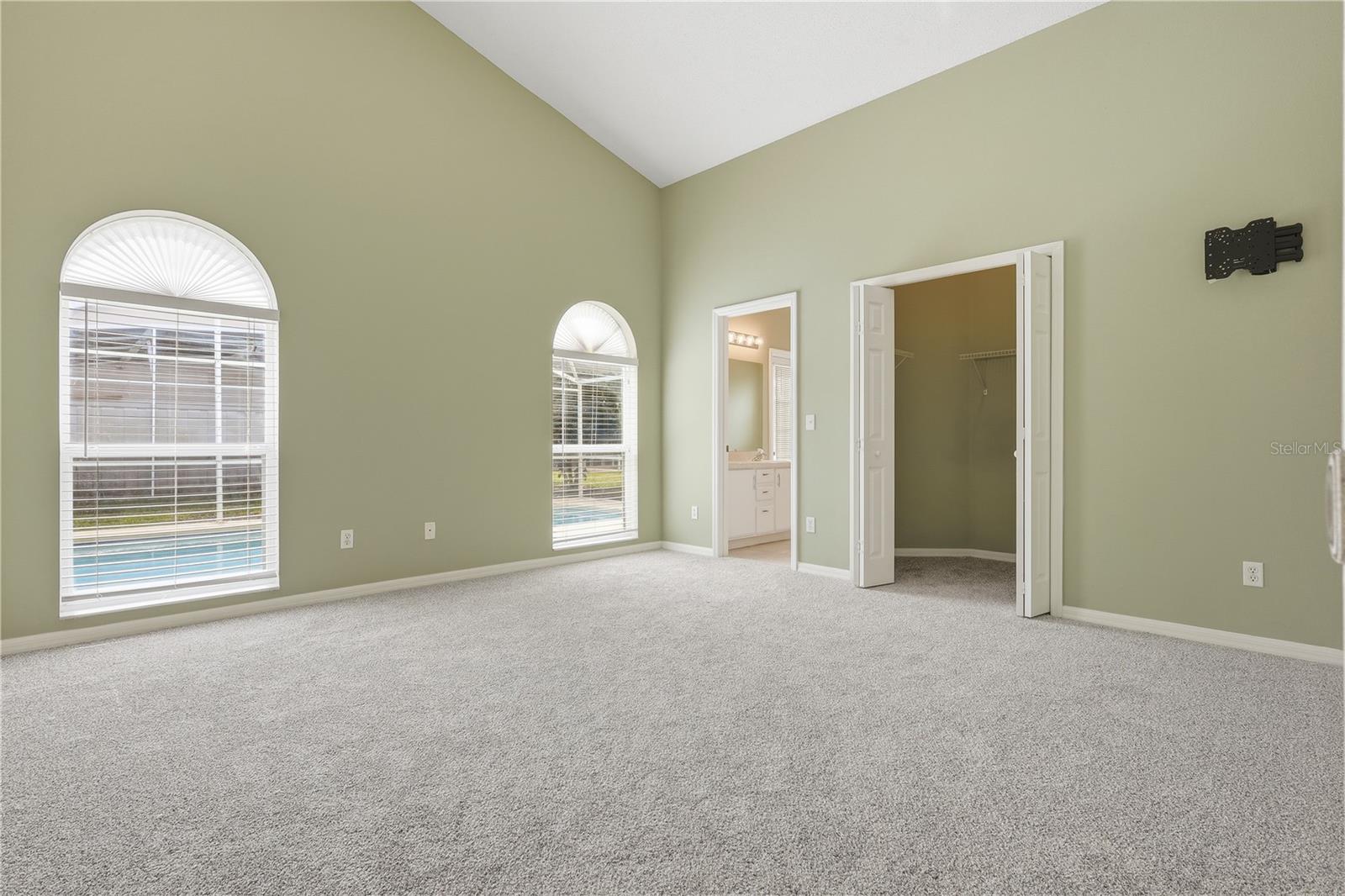 Image 18 of 41 For 917 Bloomingdale Drive