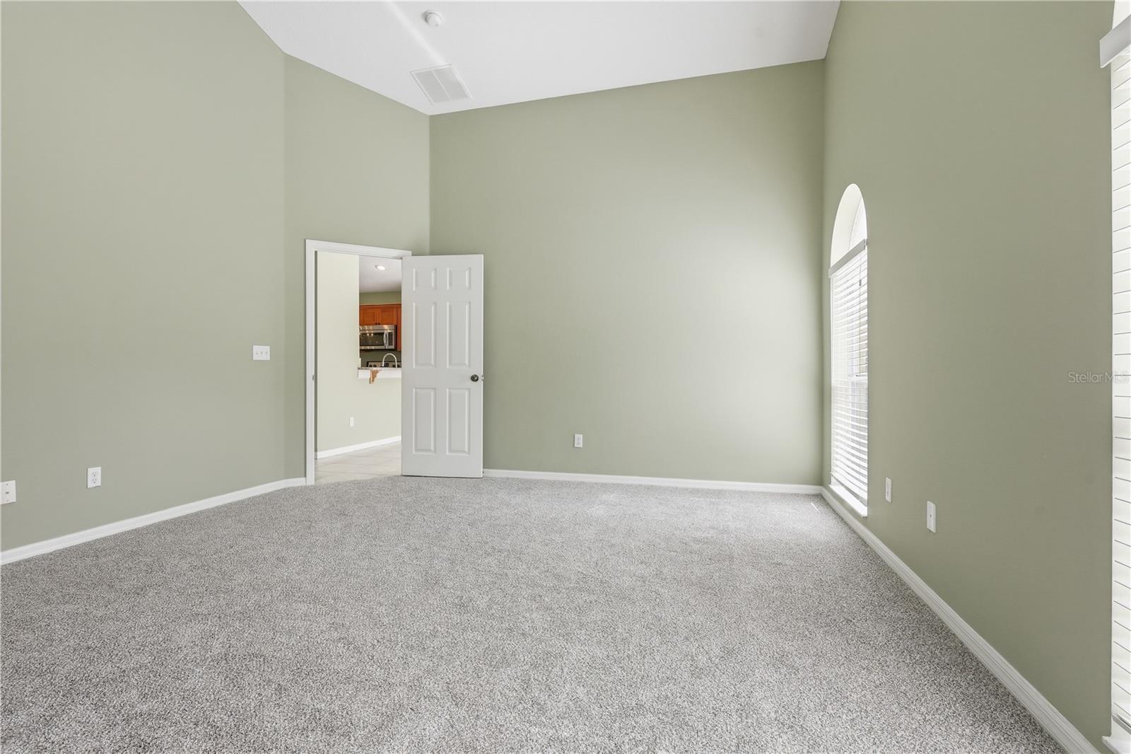 Image 20 of 41 For 917 Bloomingdale Drive