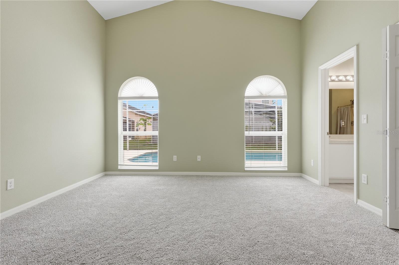 Image 21 of 41 For 917 Bloomingdale Drive