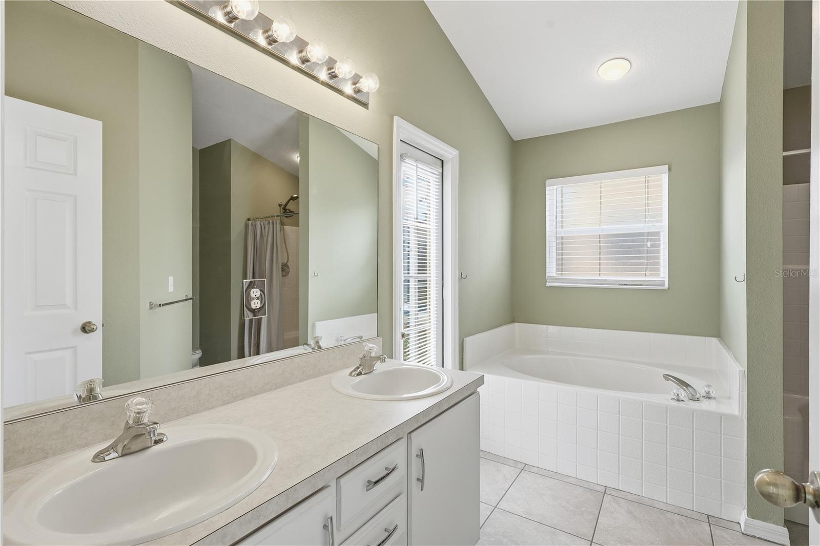 Image 22 of 41 For 917 Bloomingdale Drive